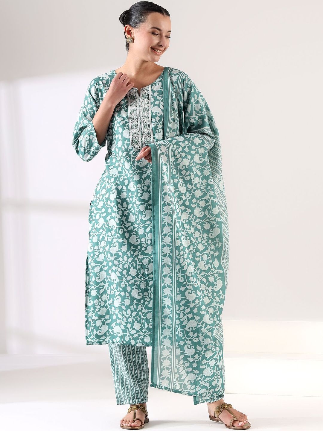 Mamicha Women Floral Printed Regular Thread Work Kurta with Trousers & With Dupatta