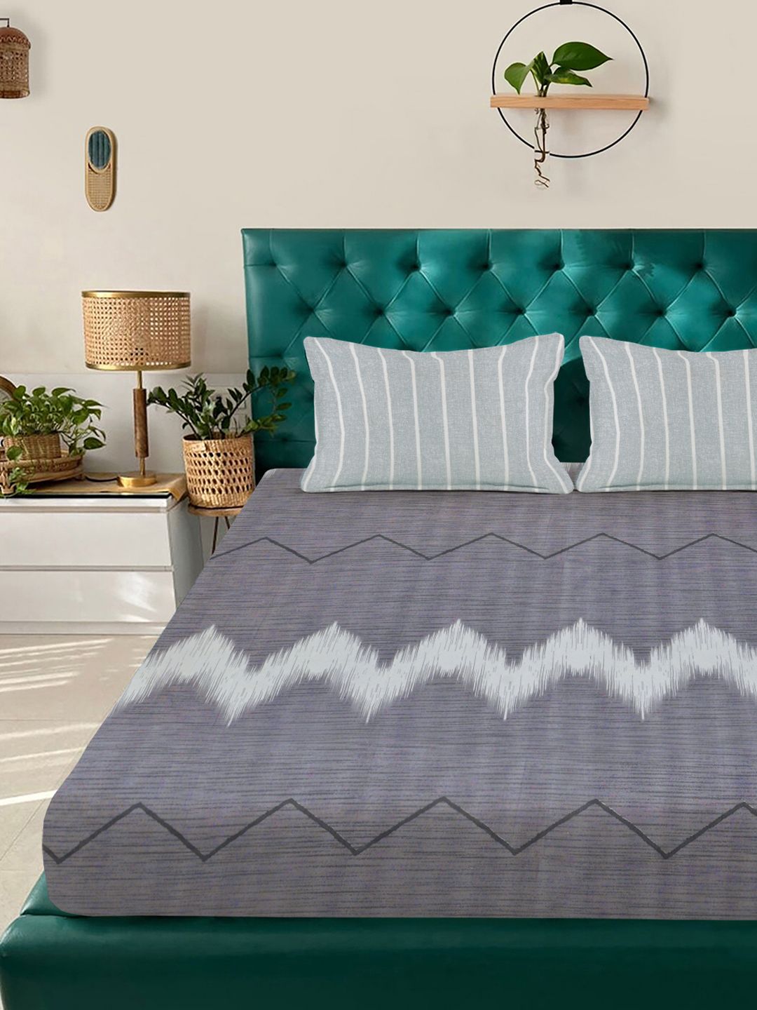 KLOTTHE Grey Printed 300 TC King Size Bedsheet With 2 Pillow Covers