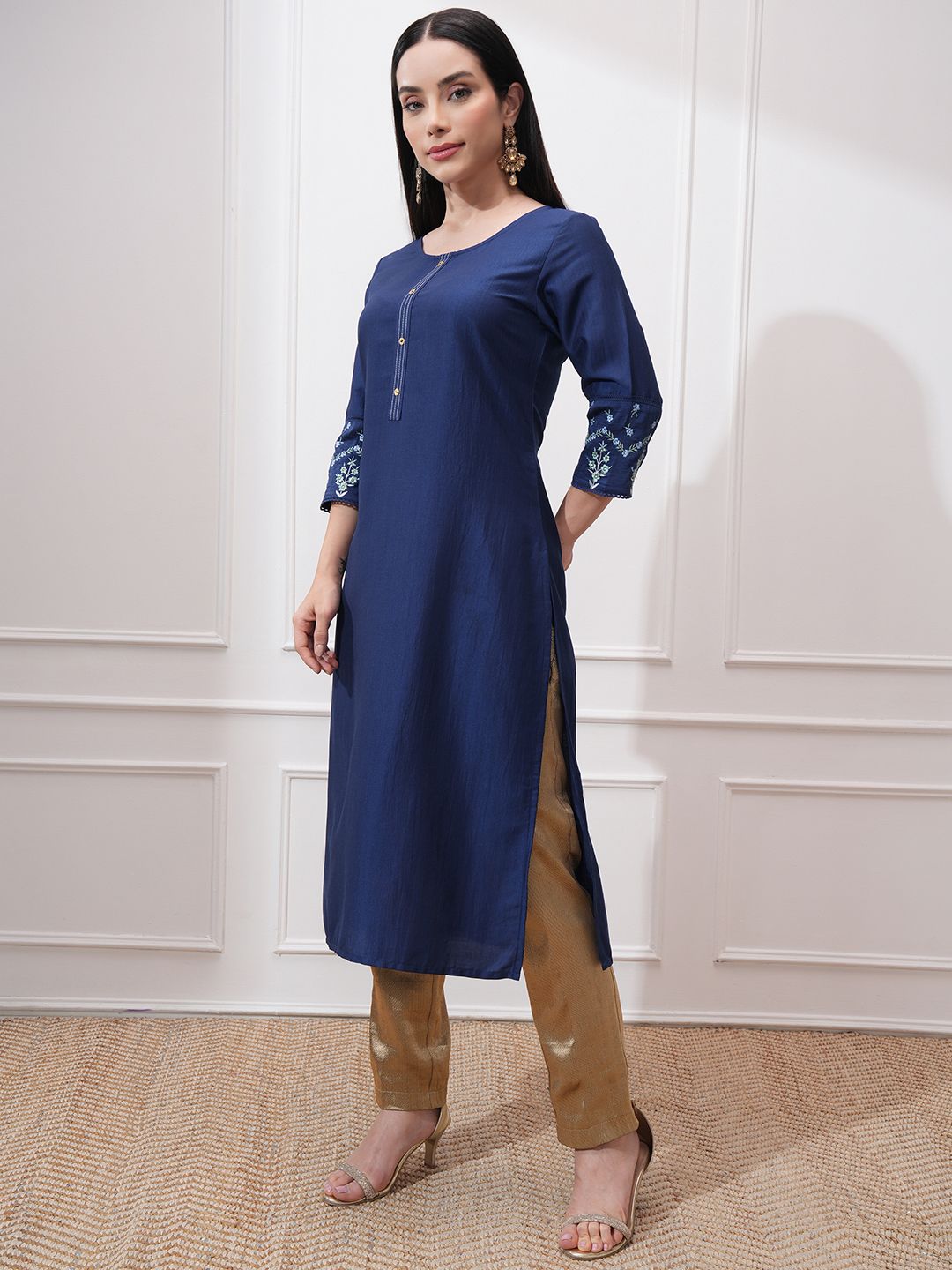 Vishudh Round Neck Three-Quarter Sleeves Thread Work Straight Kurta
