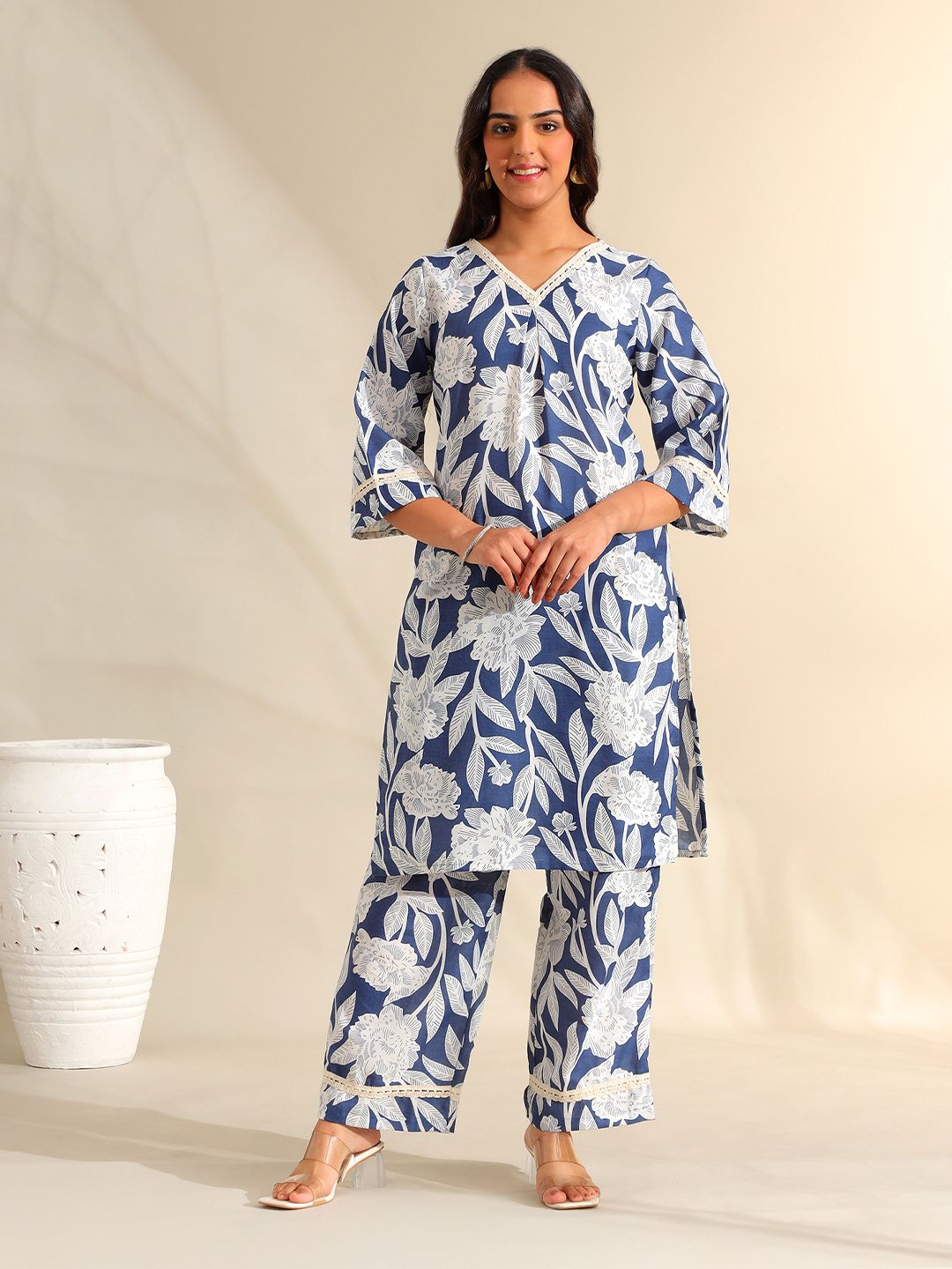 Mamicha Women Floral Printed Regular Pure Cotton Kurta with Trousers