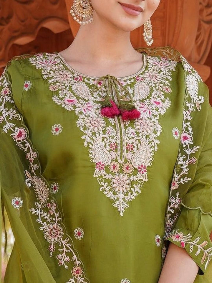 Kalini Wanita Bersulam Lurus Kurta Set