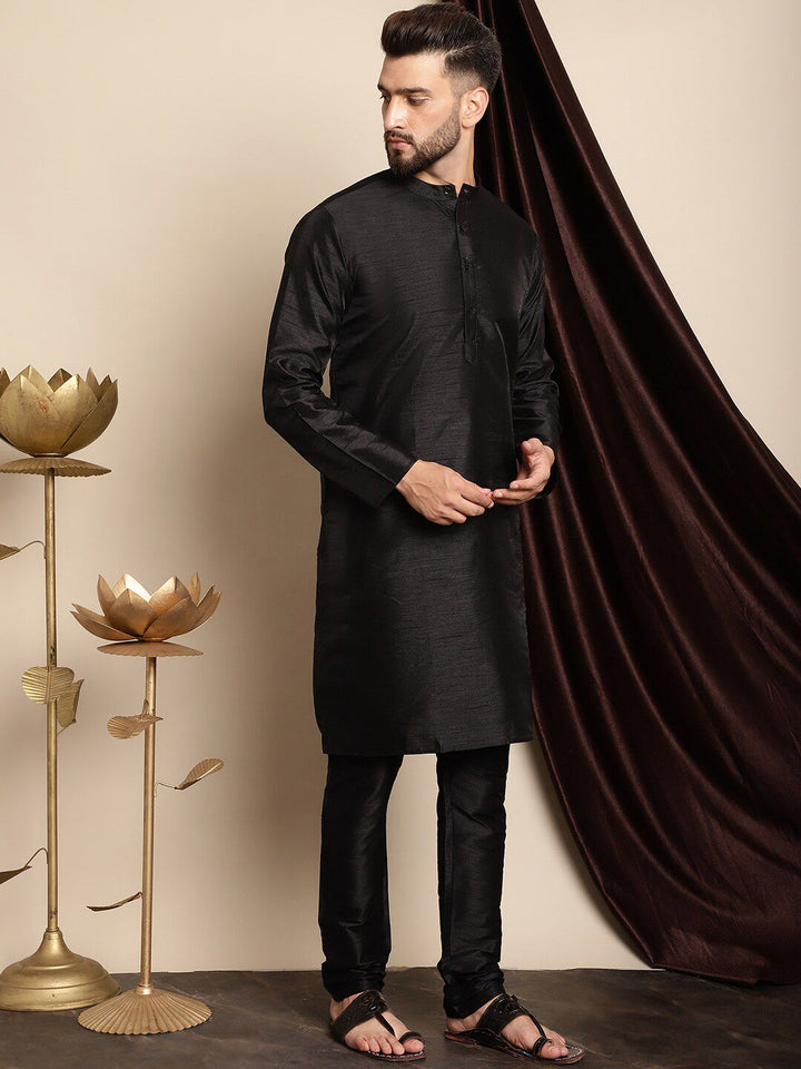 Anouk Mandarin Collar Dupion Silk Kurta dengan Churidar