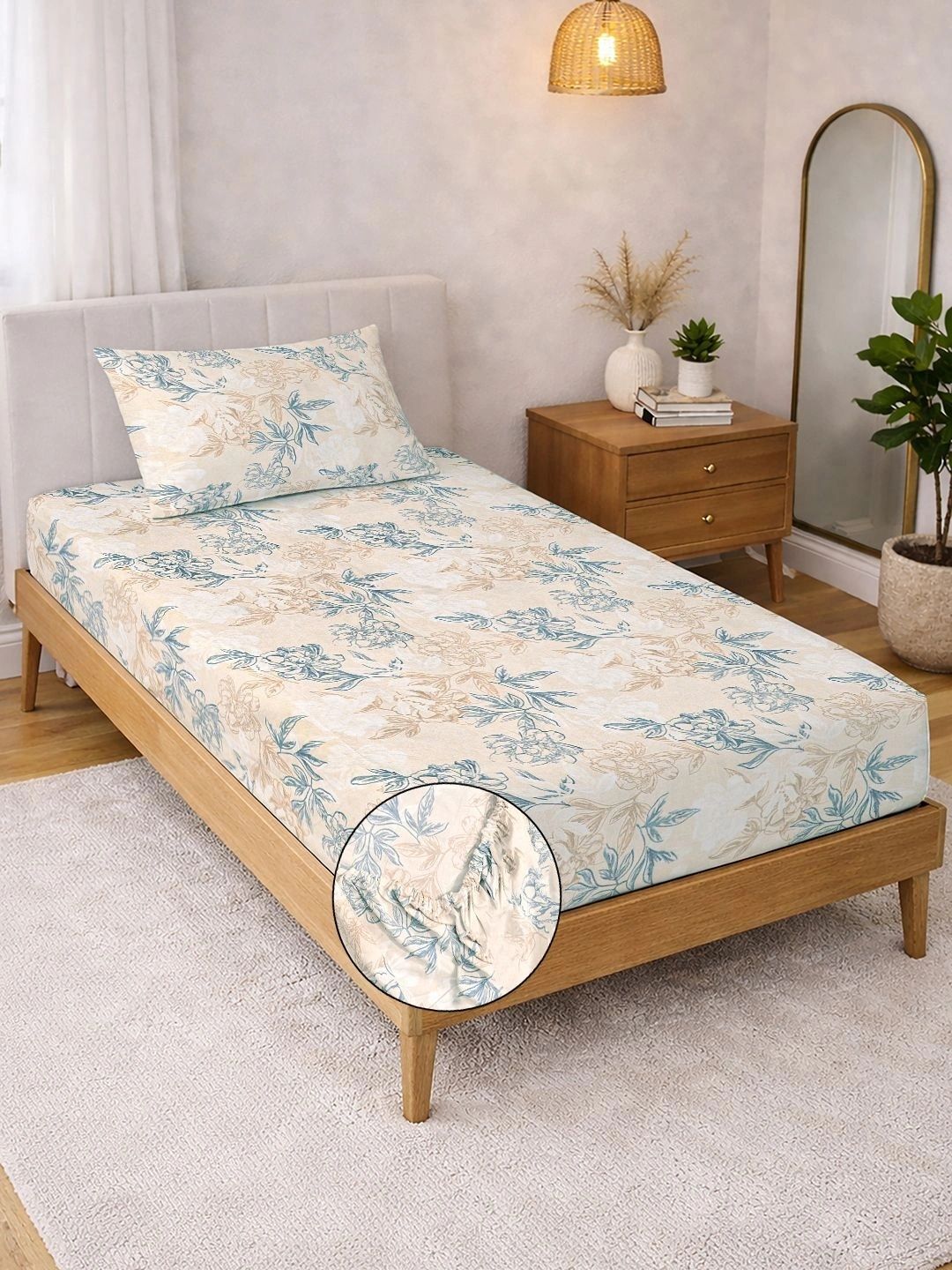 Myntra Elegant Homes Berwarna Krim & Bunga Biru 300 TC Cadar Tempat Tidur Single dengan 1 Sarung Bantal