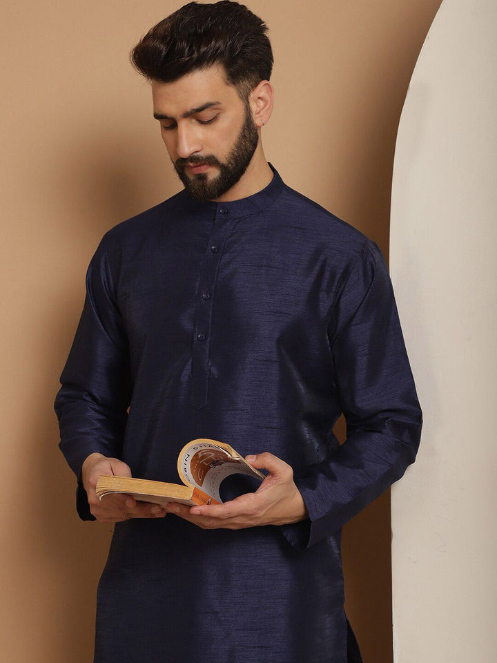 Kurta Lengan Panjang Kolar Mandarin Anouk dengan Churidar