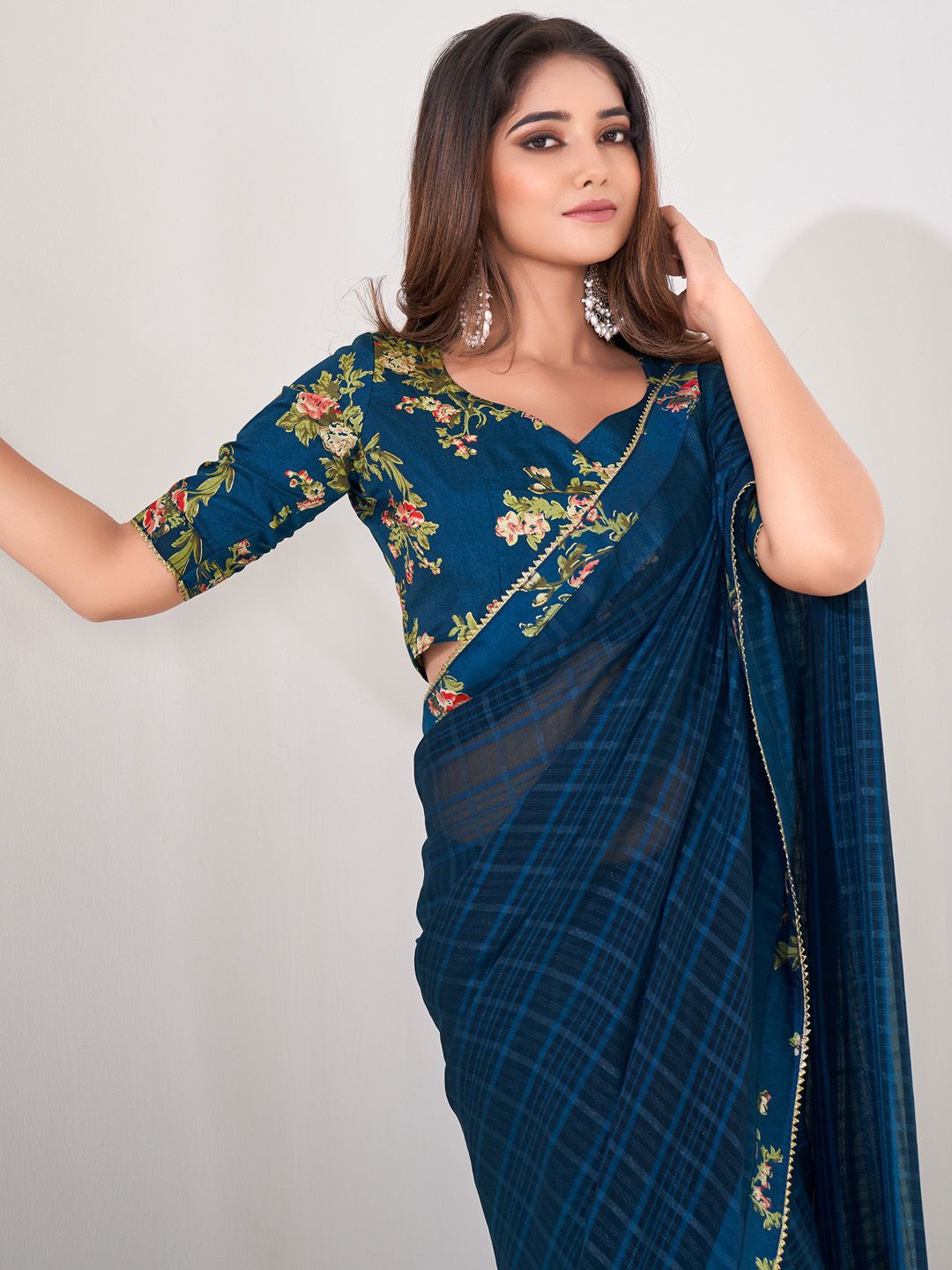 Saree mall Checked Gotta Patti Poly Georgette Sarees