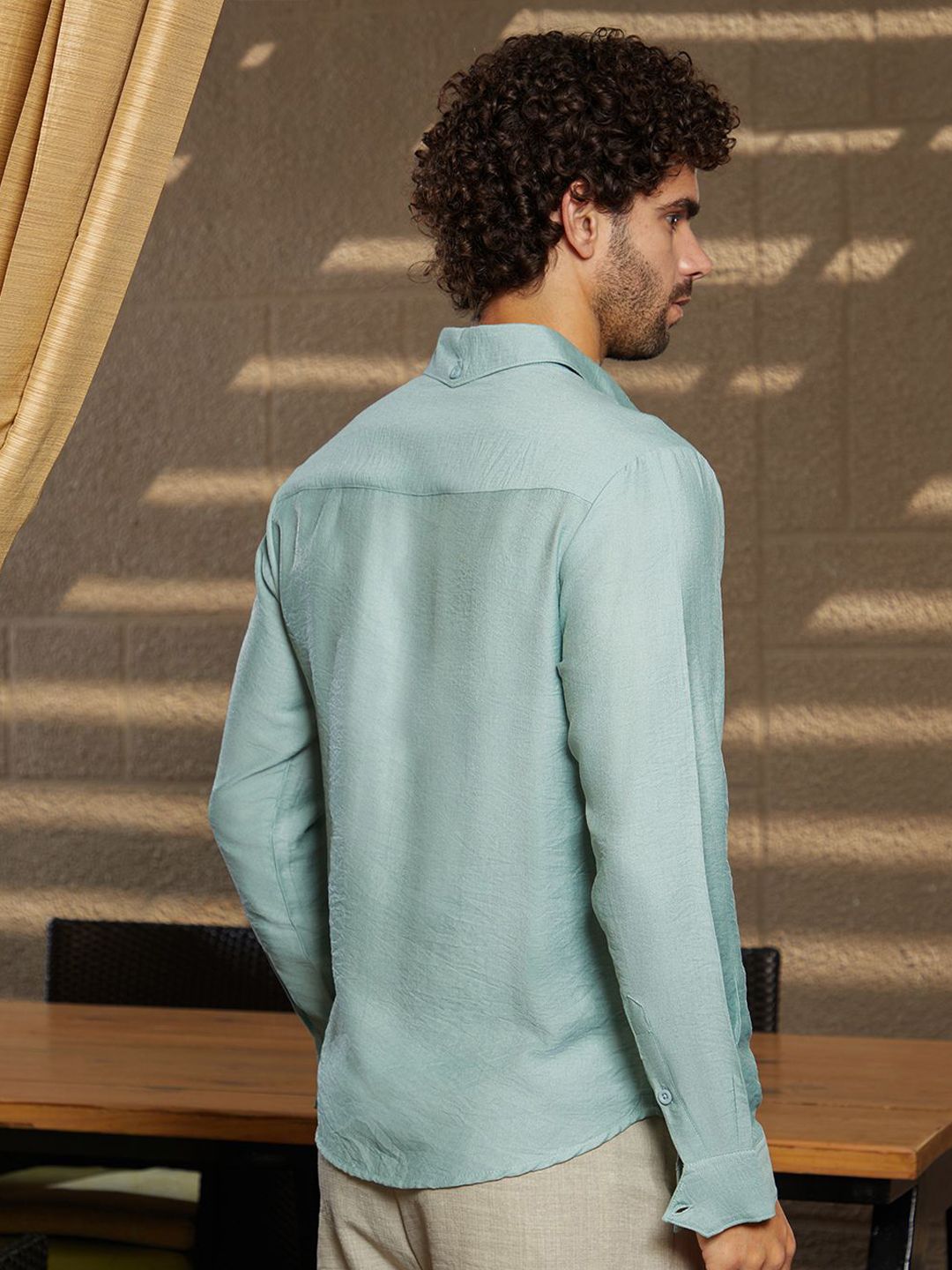 Kampus Sutra Lelaki Keselesaan Menyebarkan Kolar Pepejal Kasual