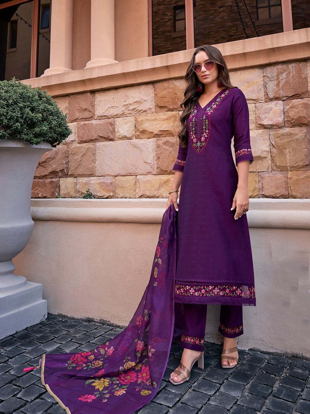 Varanga Women Floral Embroidered Regular Thread Work Kurta with Trousers & With Dupatta