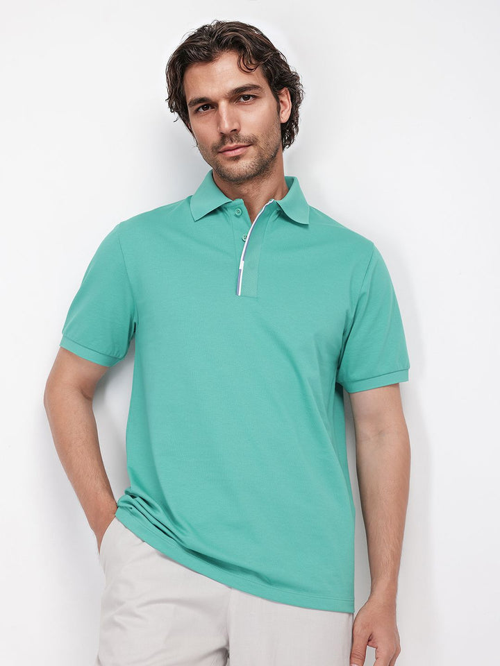 T-shirt kolar polo lelaki yang jarang berlaku