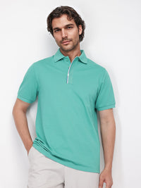 T-shirt kolar polo lelaki yang jarang berlaku