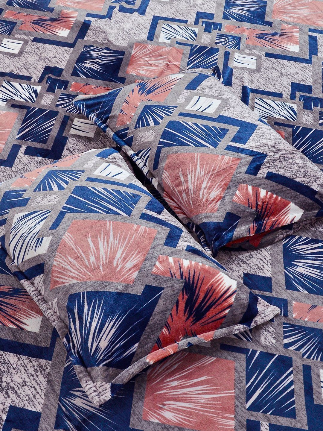 KLOTTHE Blue & White Geometric Printed Flat 300 TC King Bedsheet With 2 Pillow Cover