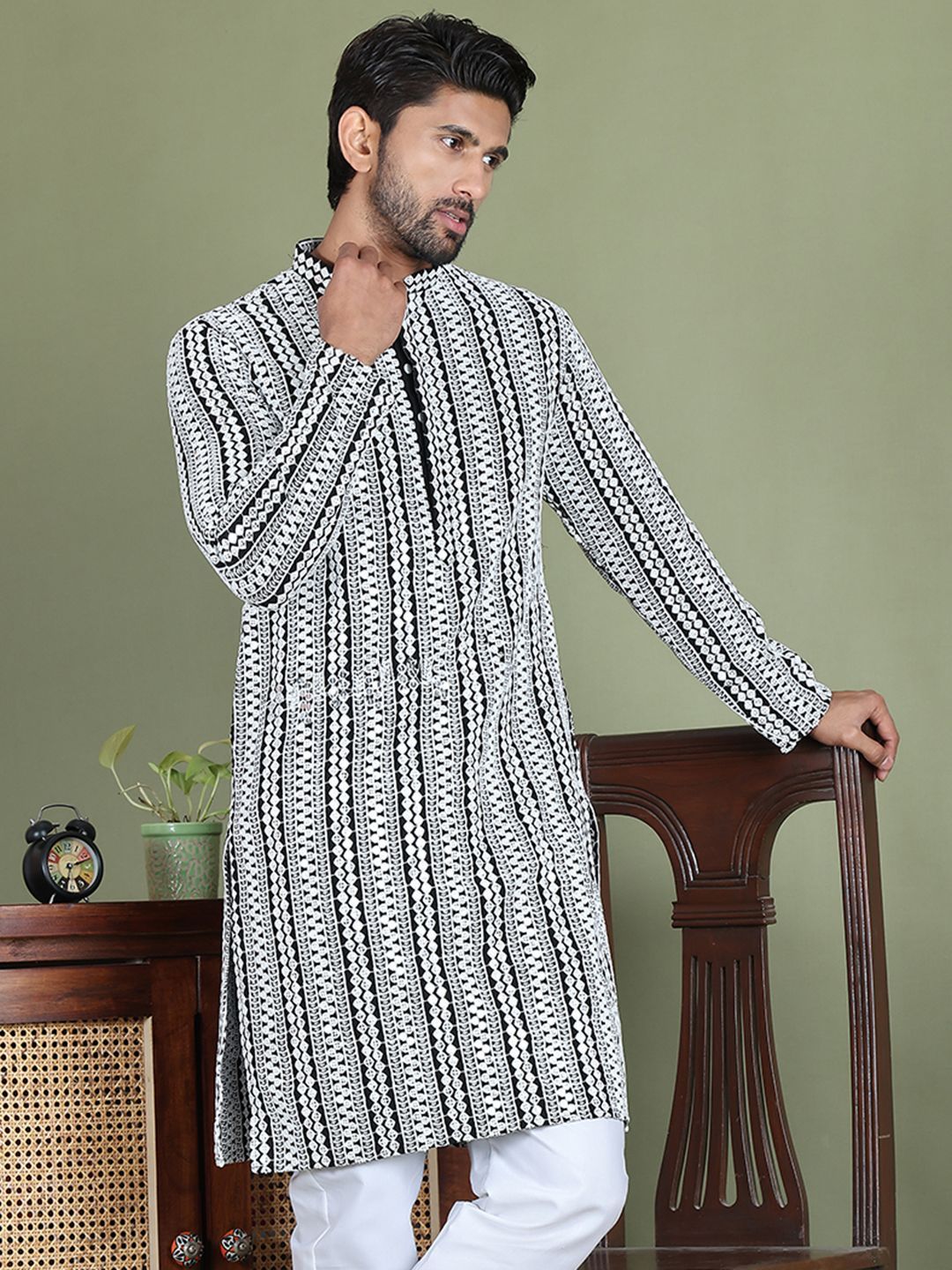 Jompers Ethnic Motifs Embroidered Mirror Work Mandarin Collar Straight Kurta