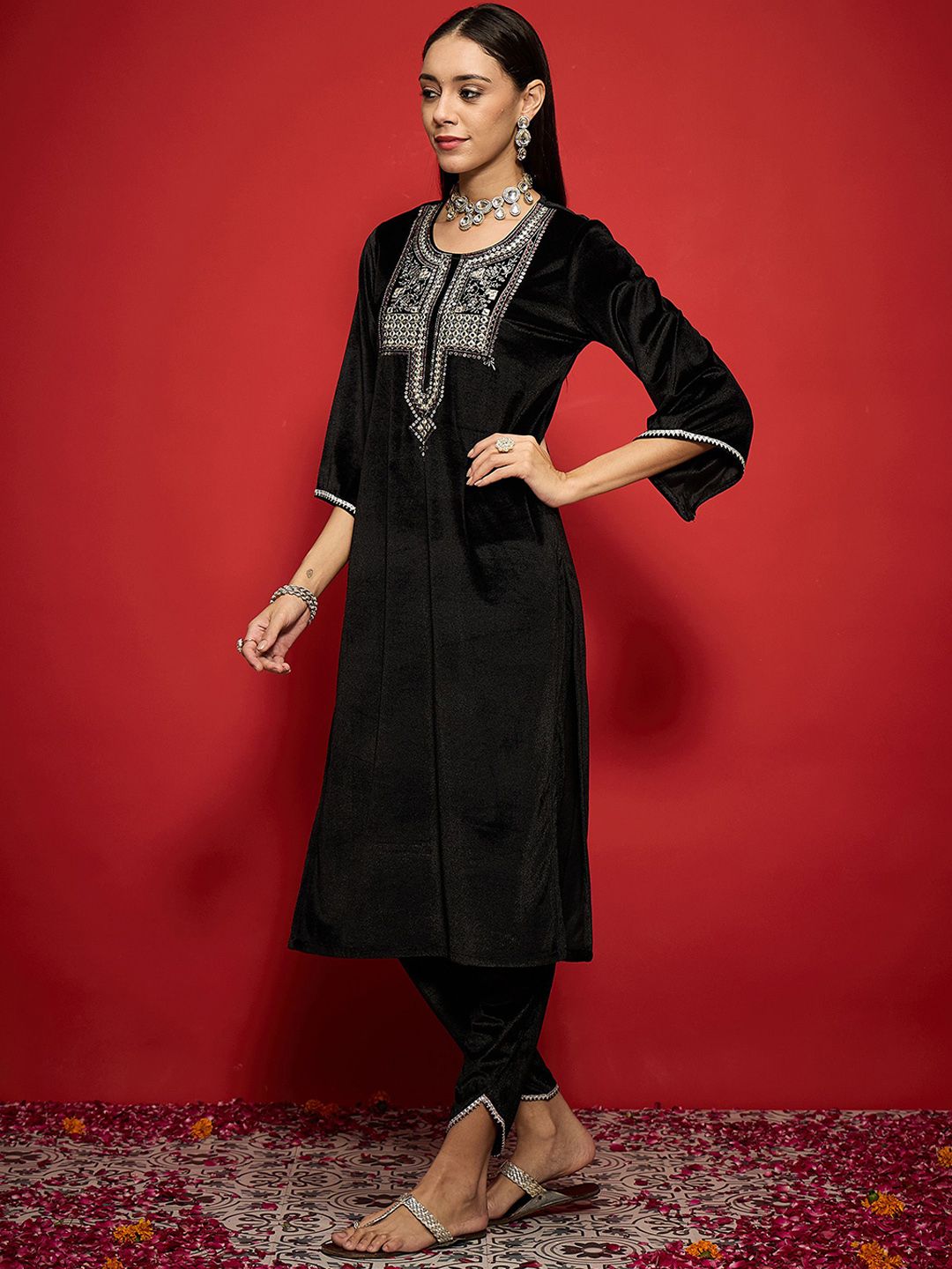 Shae by SASSAFRAS Women Embroidered Grandeur & Majestic Artwork Velvet Kurta