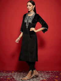 Shae by SASSAFRAS Women Embroidered Grandeur & Majestic Artwork Velvet Kurta