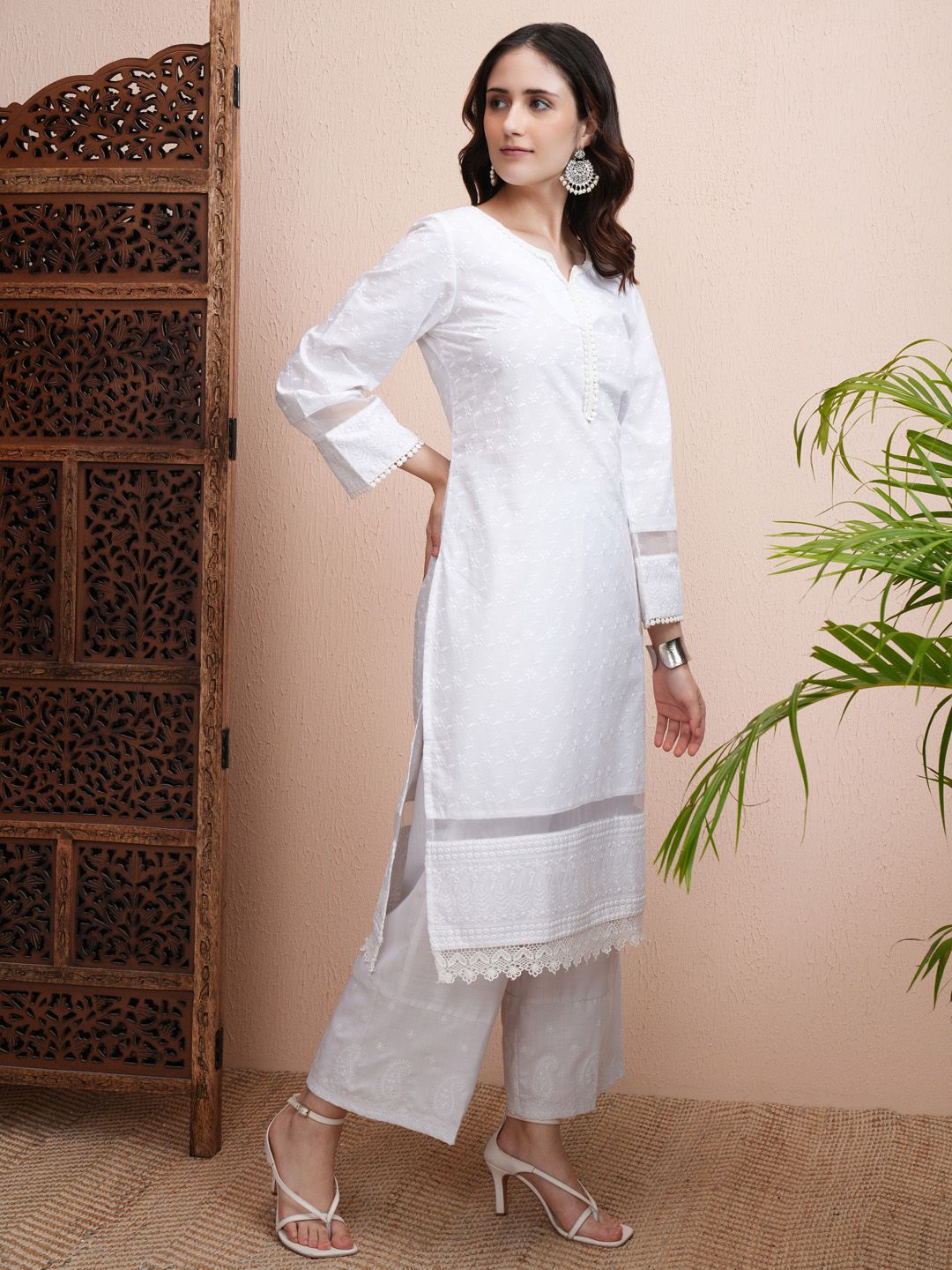 Vishudh Floral Embroidered Thread Work Straight Straight Kurta