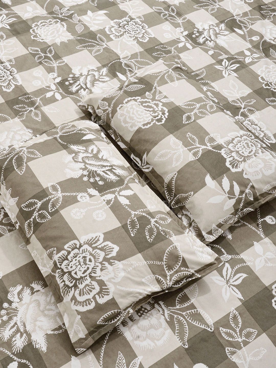 KLOTTHE Beige & White Printed 300 TC Double Bedsheet With 2 Pillow Covers- 2.5 m x 2.25 m