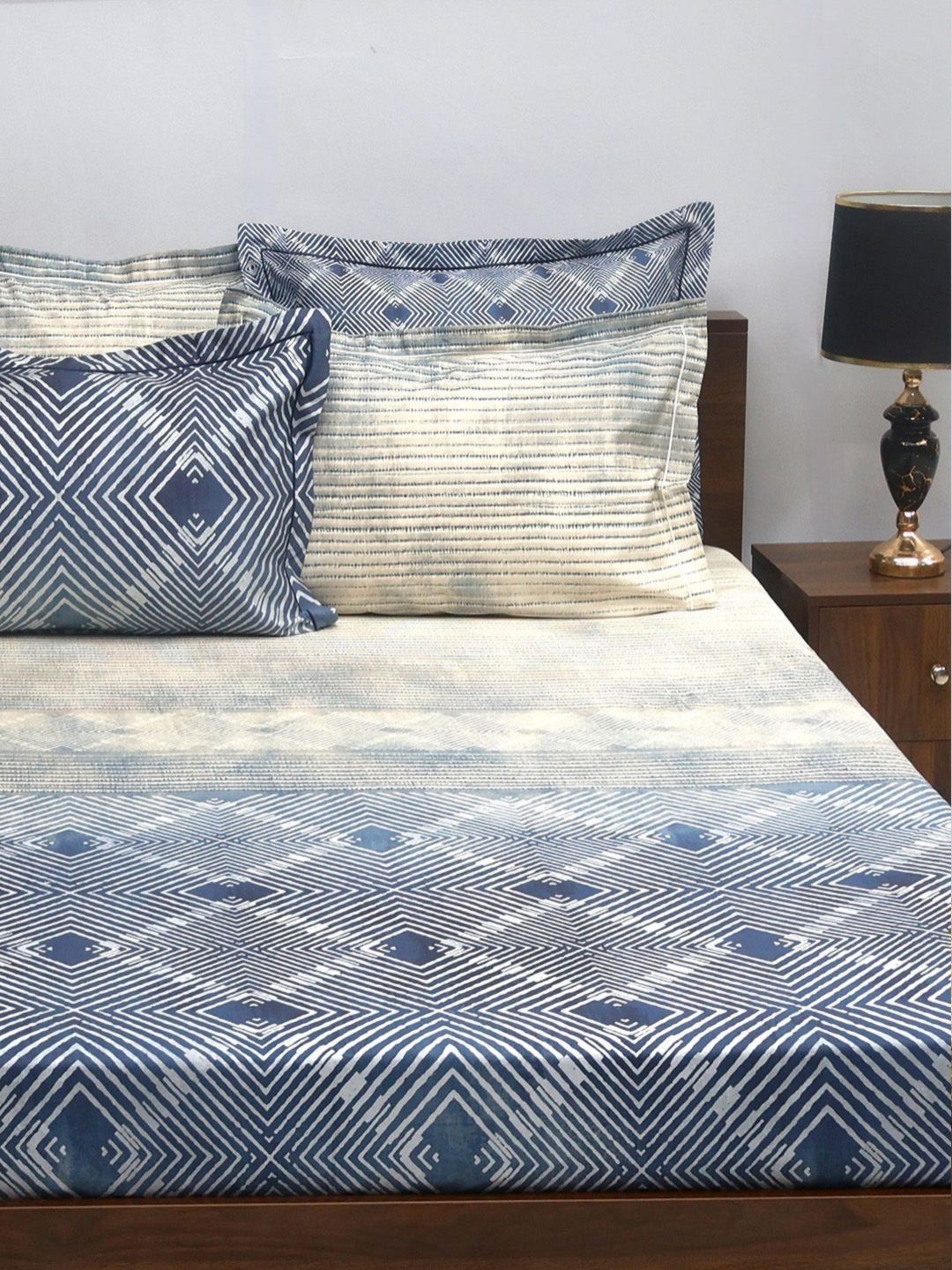 BOMBAY DYEING Urban Living Grey Printed Cotton 400 TC King Bedsheet with 4 Pillow Covers