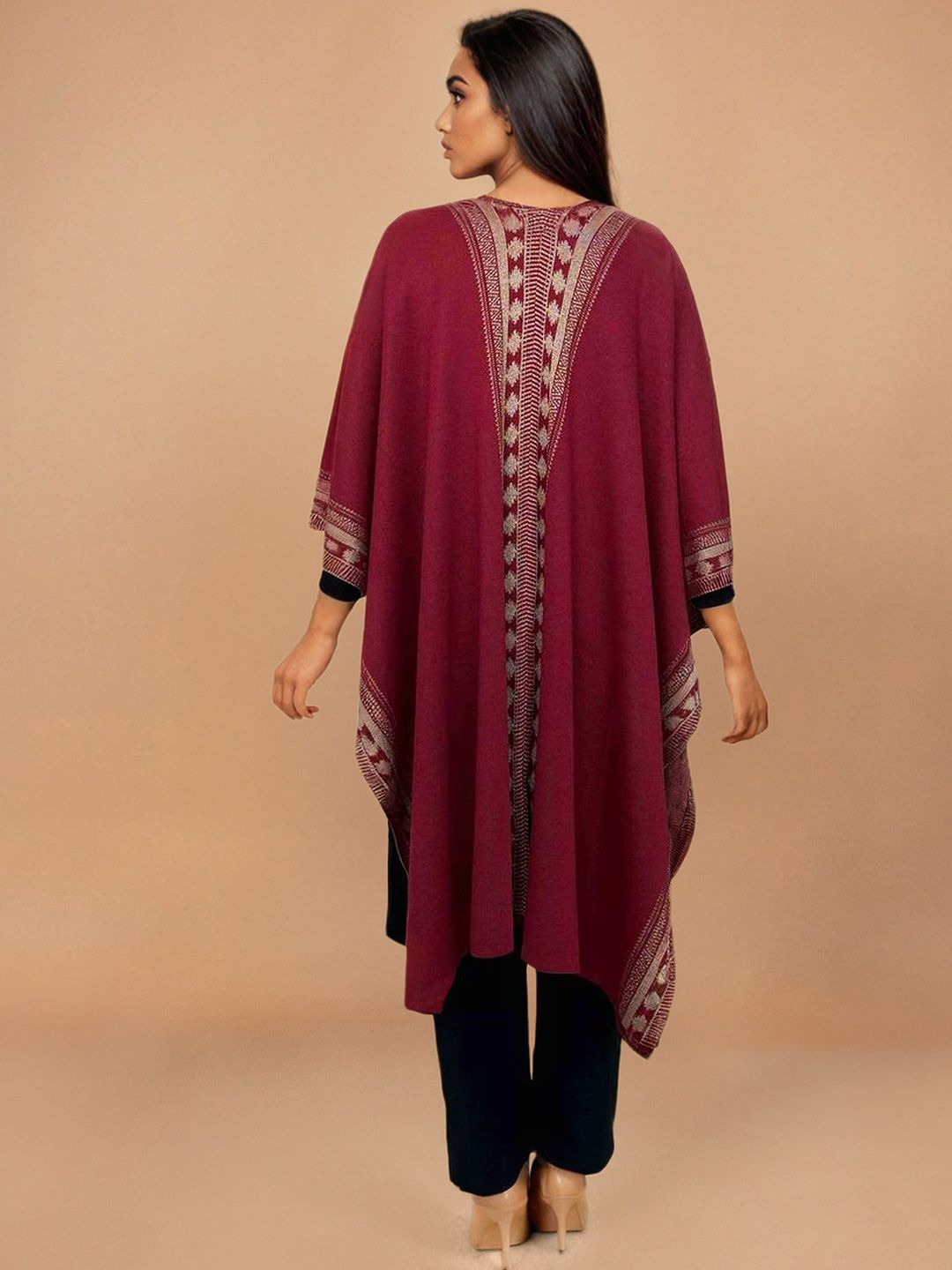 Women Truebrowns mengangkat bahu