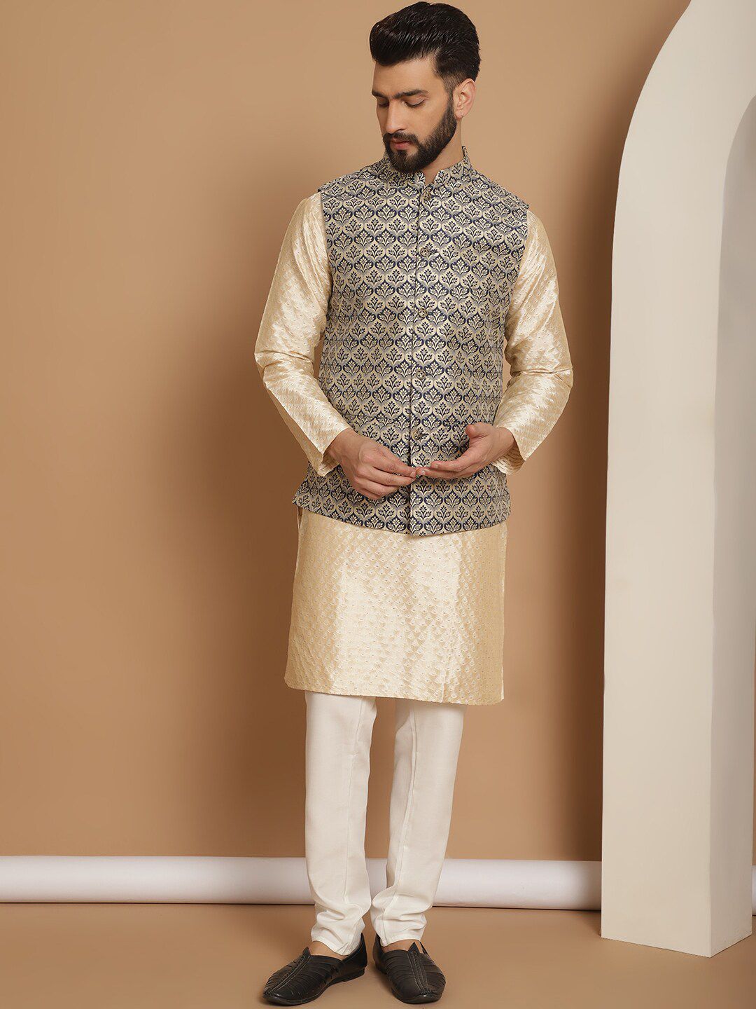 Motif Etnik Anouk Kolar Mandarin Panjang Lutut Sulam Kurta Biasa dengan Churidar
