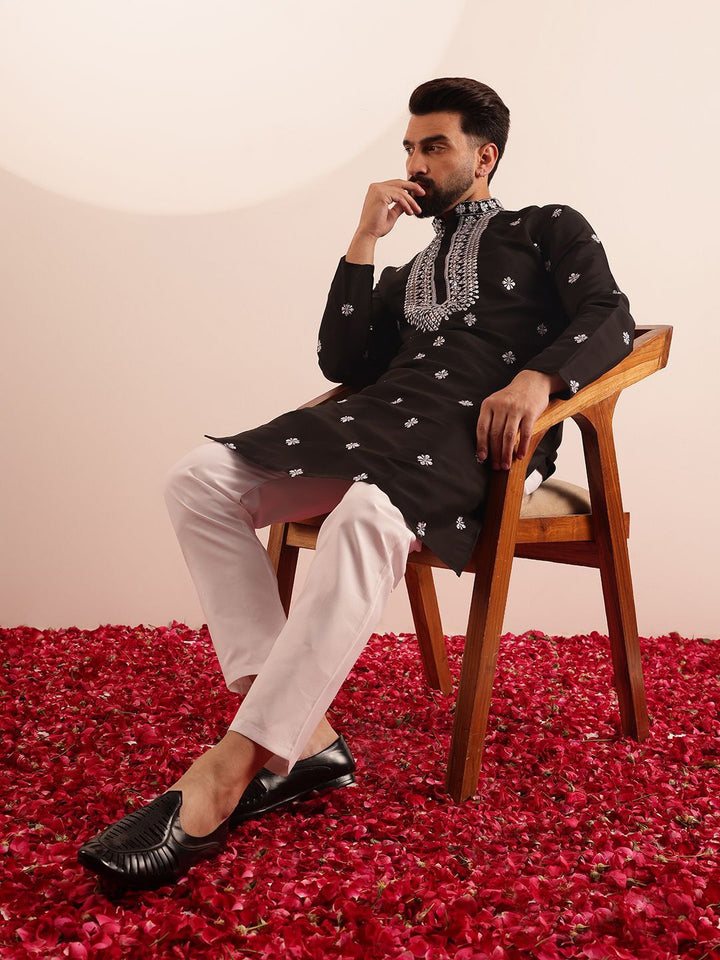 SOJANYA Men Embroidered Mirror Work Kurta