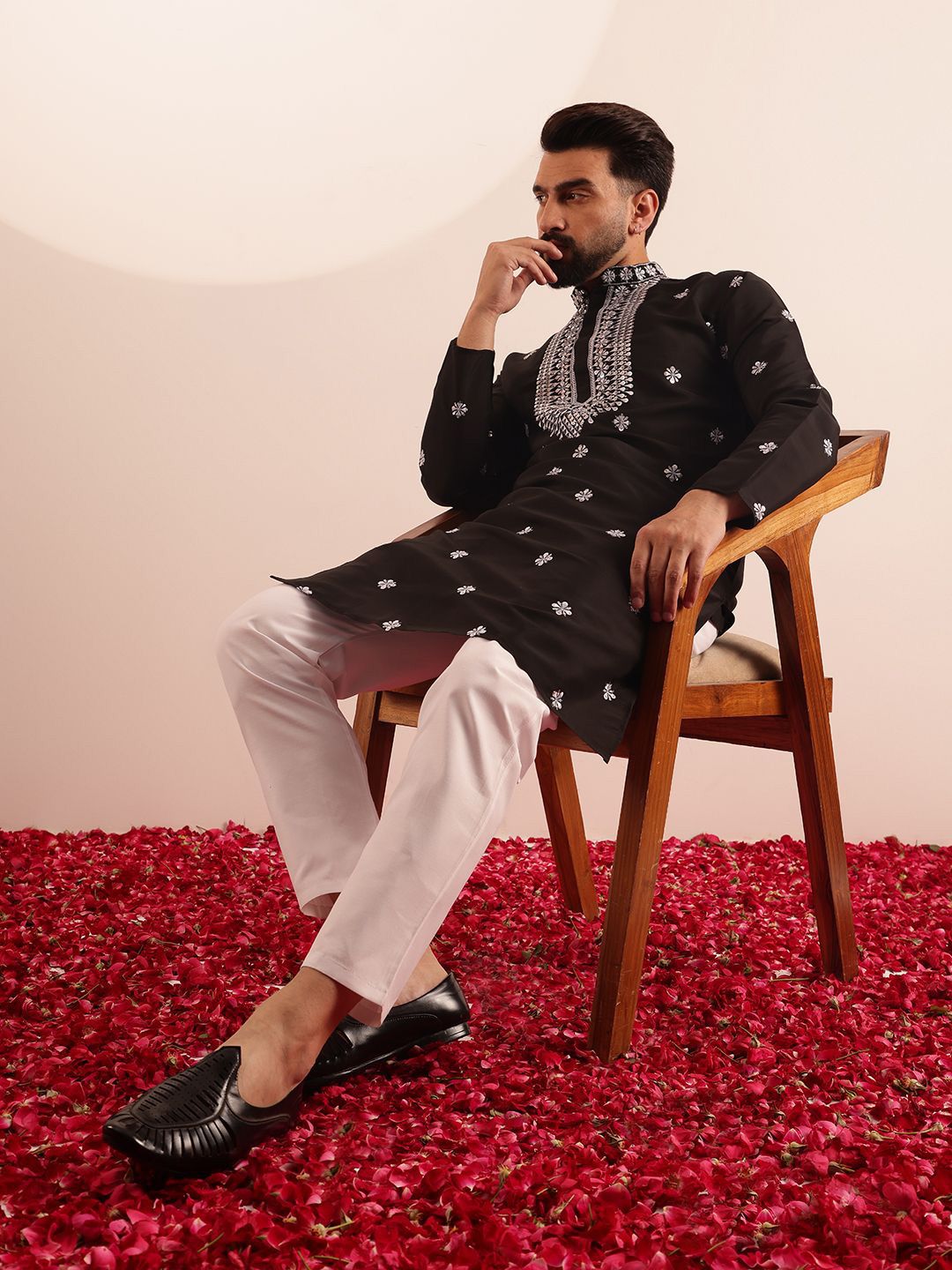 SOJANYA Men Embroidered Mirror Work Kurta