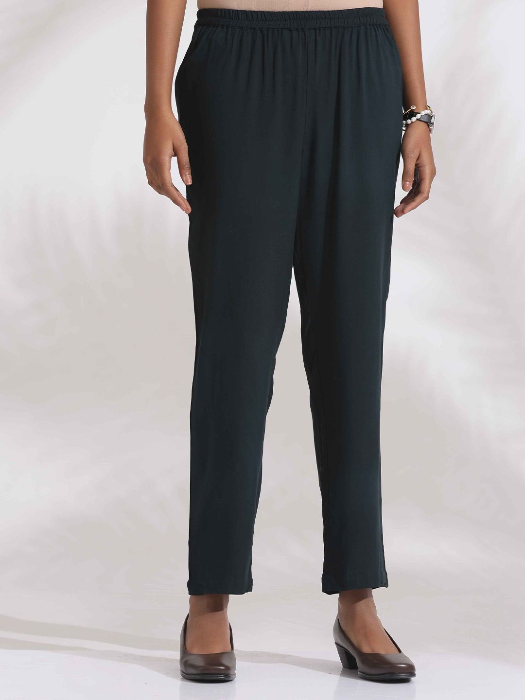 trueBrowns Floral Printed Straight Kurta with Trousers