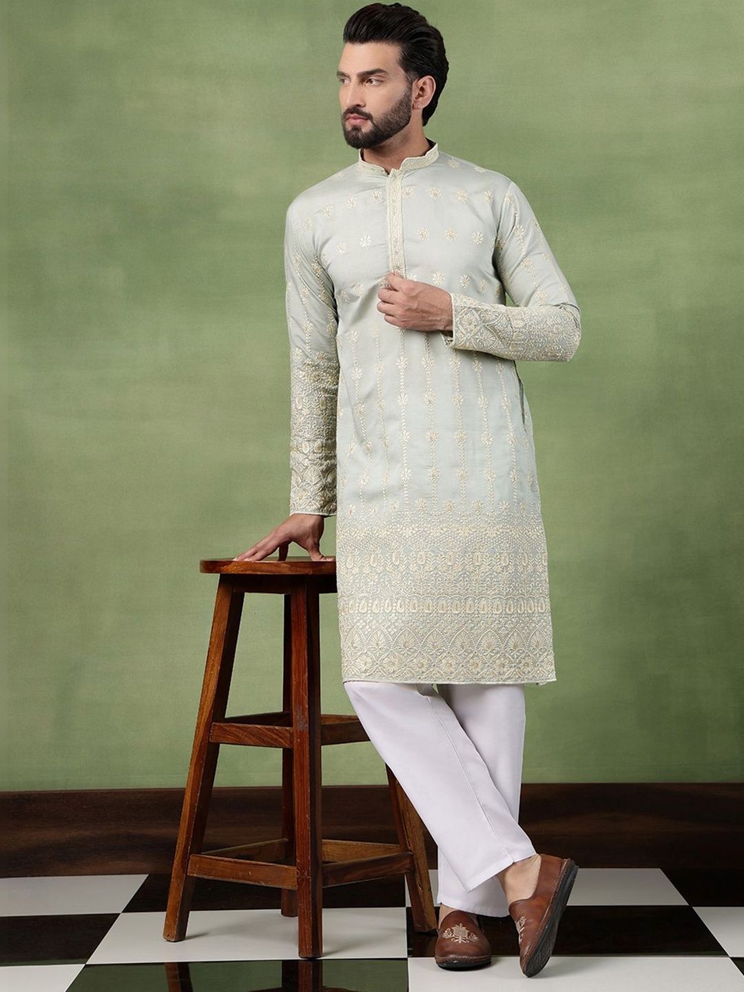 SOJANYA Men Embroidered Sequinned Kurta