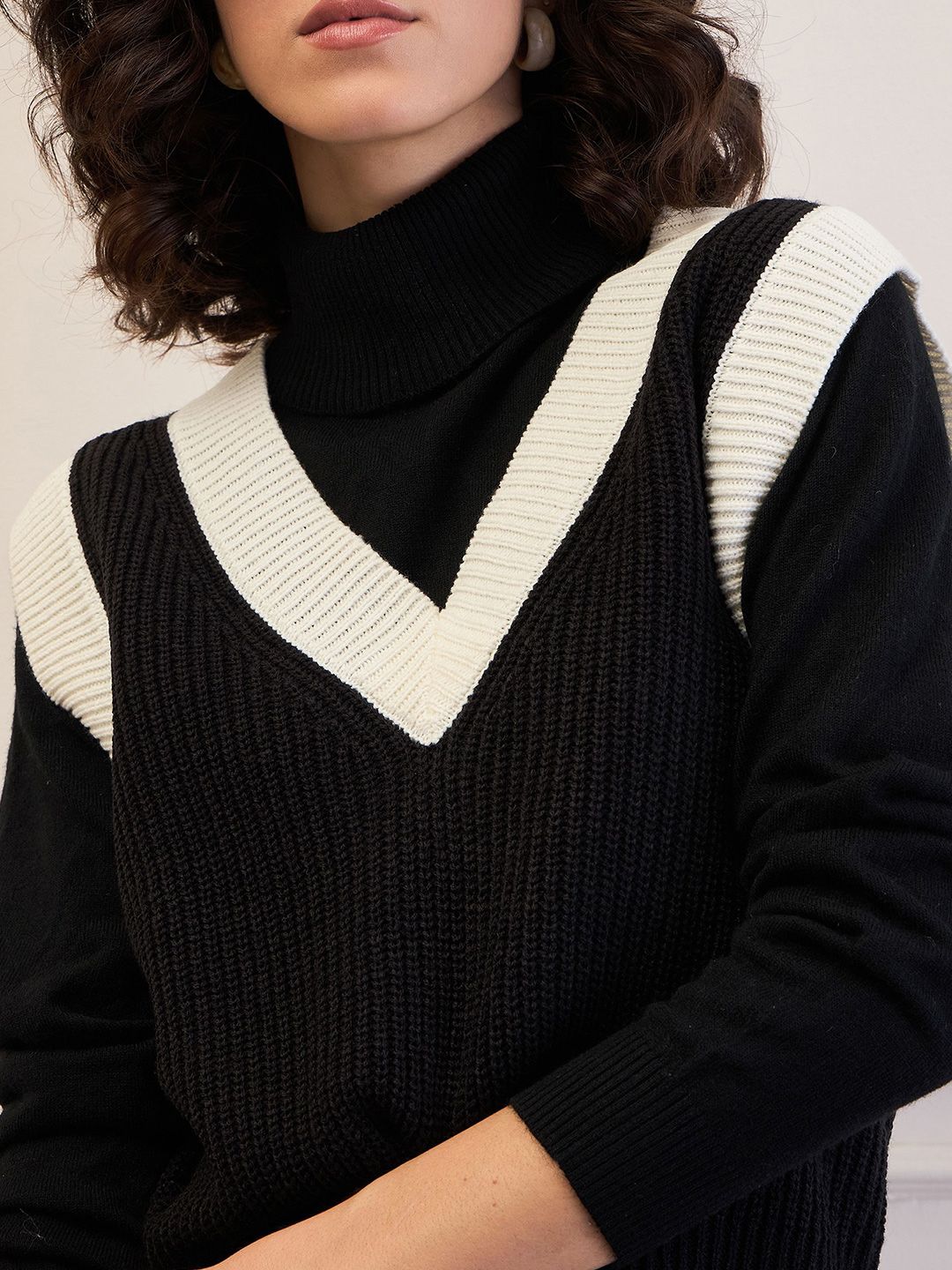 SASSAFRAS Women Crop Sweater Vest