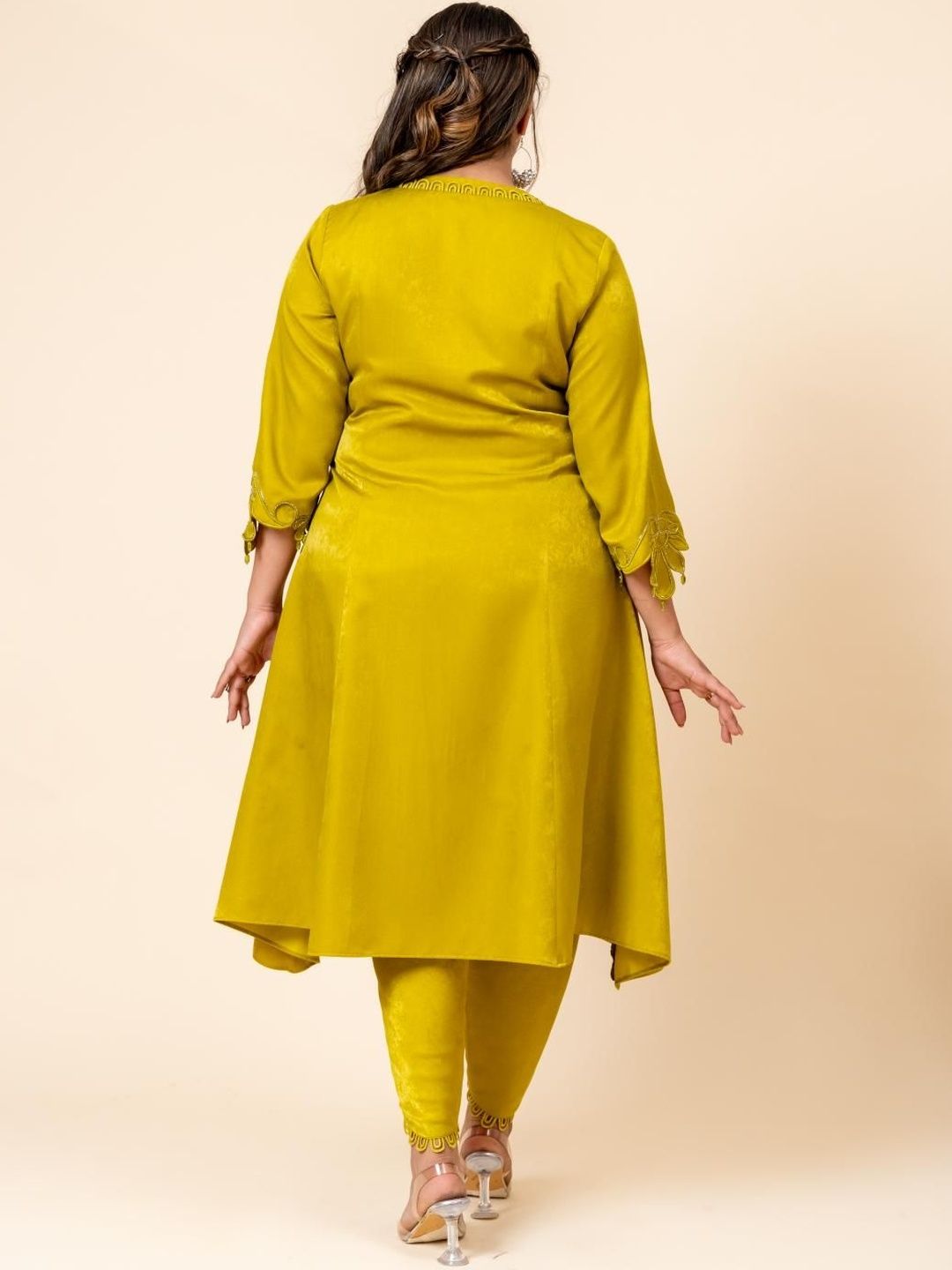 Mamicha Embroidered V-Neck Kurta Set
