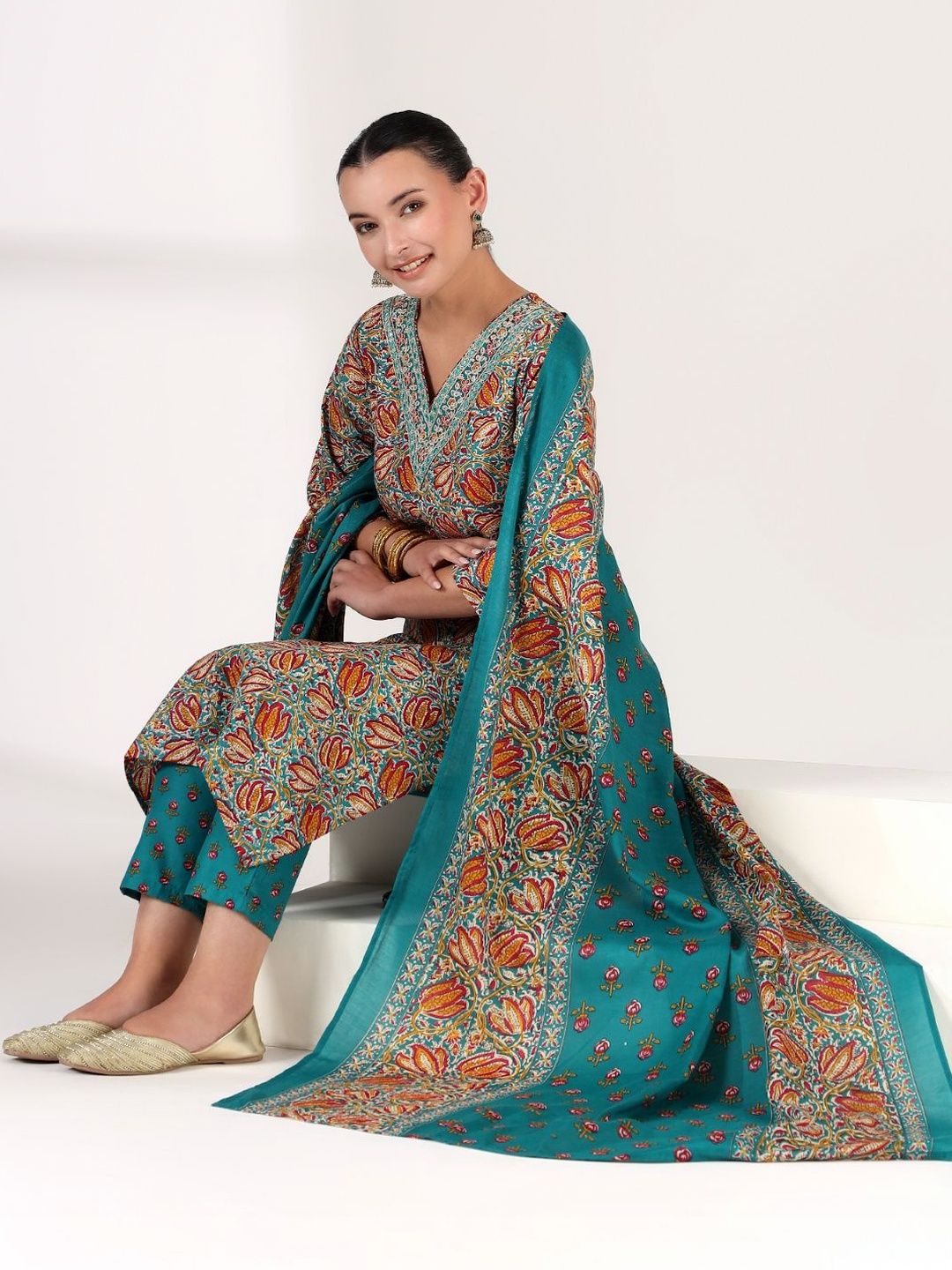 Mamicha Women Floral Printed Regular Kurta with Trousers & With Dupatta