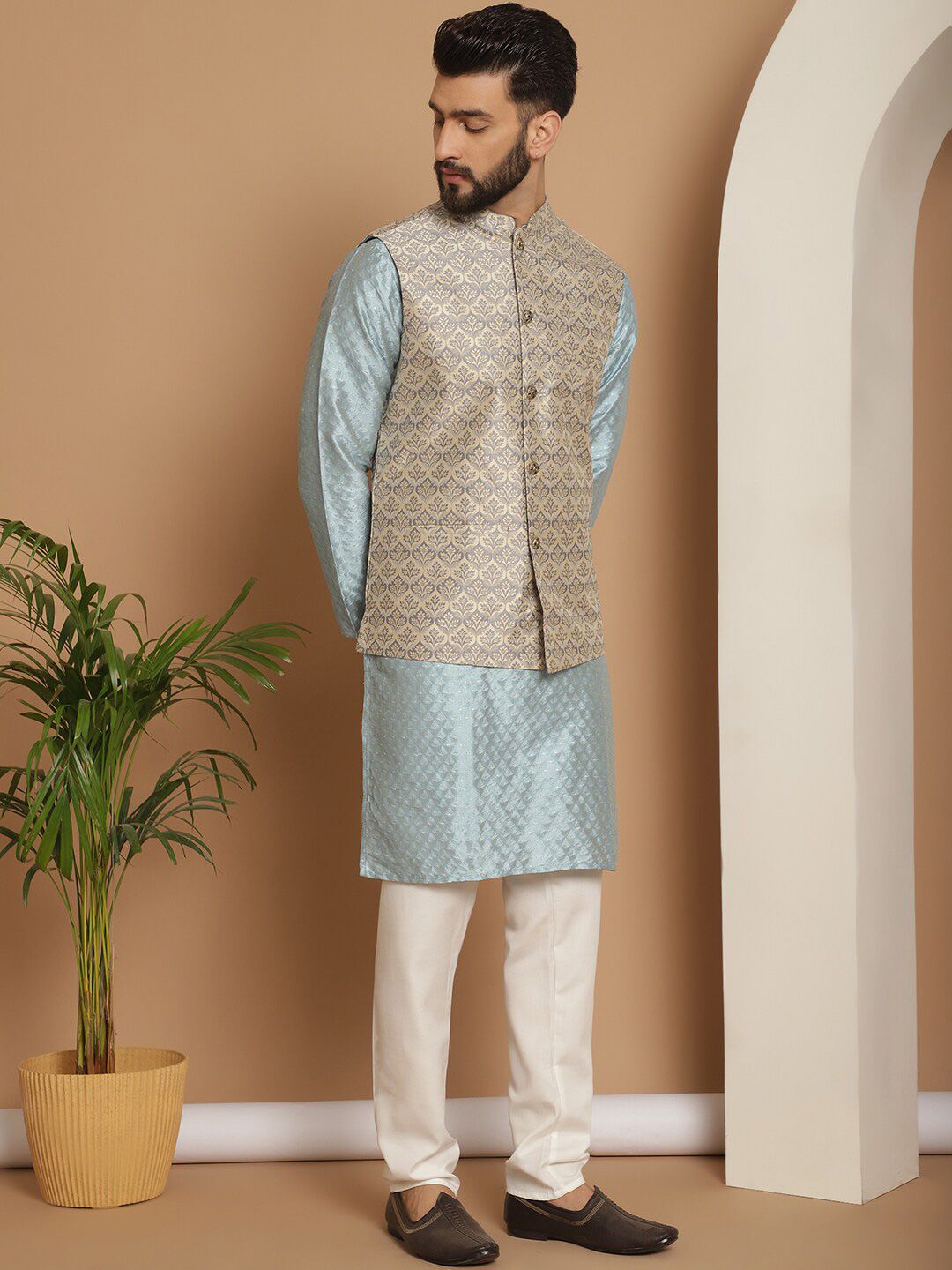 Kurta Sutera Jacquard Bersulam Anouk Dengan Jaket Churidar & Nehru