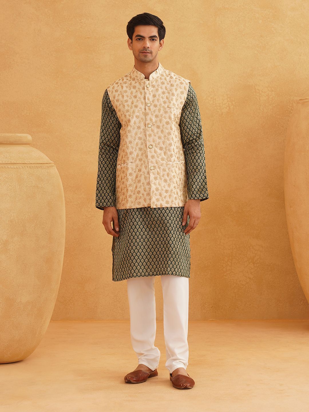 SOJANYA Motif Etnik Bercetak Kurta Kolar Mandarin Dengan Jaket Churidar Dan Nehru