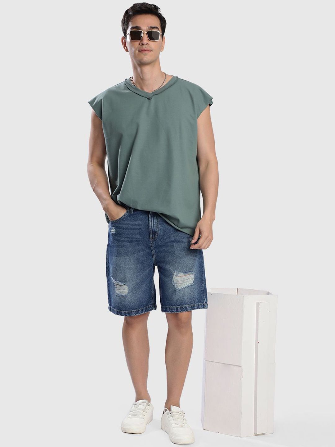 Bene Kleed Men Baggy Fit Distressed Cotton Denim Shorts