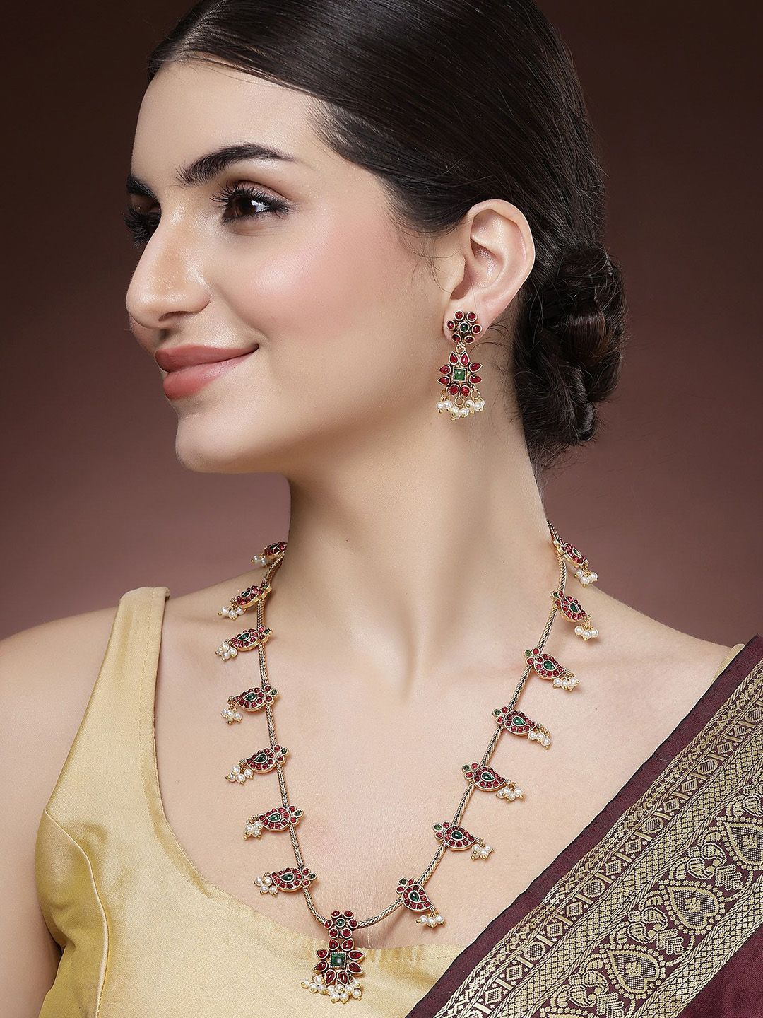 Karatcart Gold-Plated Stone Studded Floral Design Rani Haar Kalung dan Anting-anting