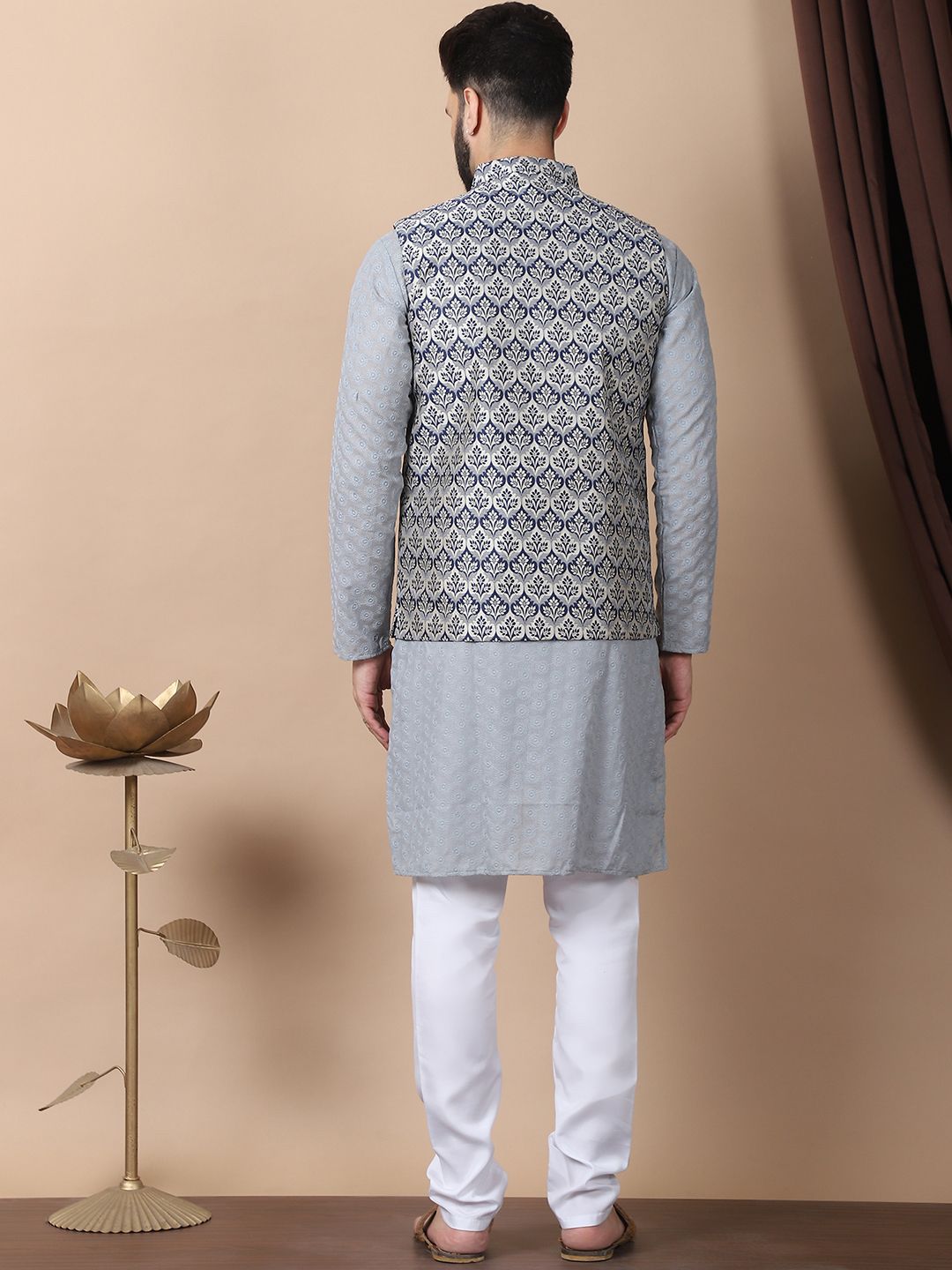 Anouk Grey Floral Sulam Benang Berfungsi Kurta Kapas Tulen dengan Jaket Churidar & Nehru