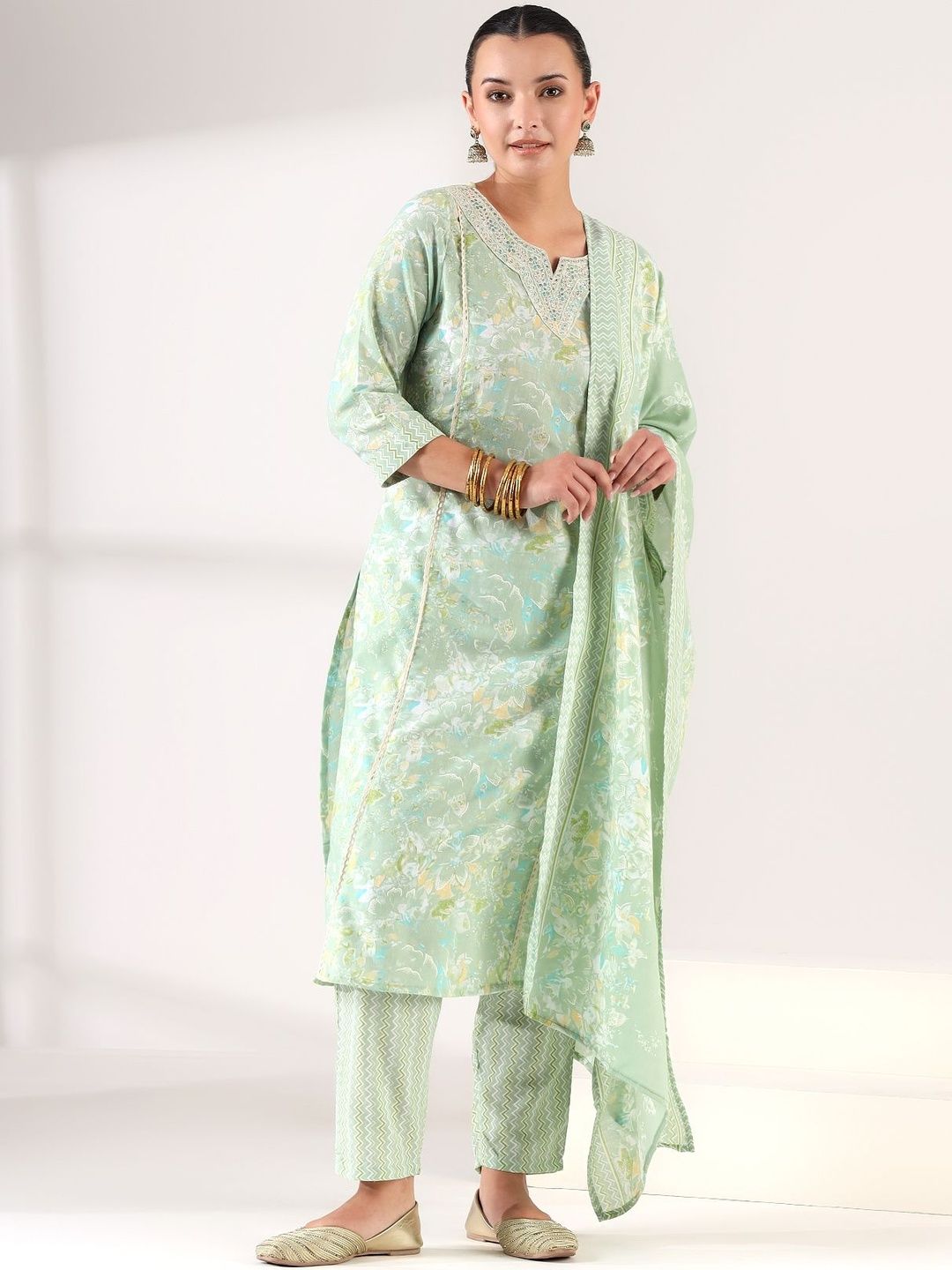 Mamicha Women Floral Printed Regular Thread Work Kurta with Trousers & With Dupatta