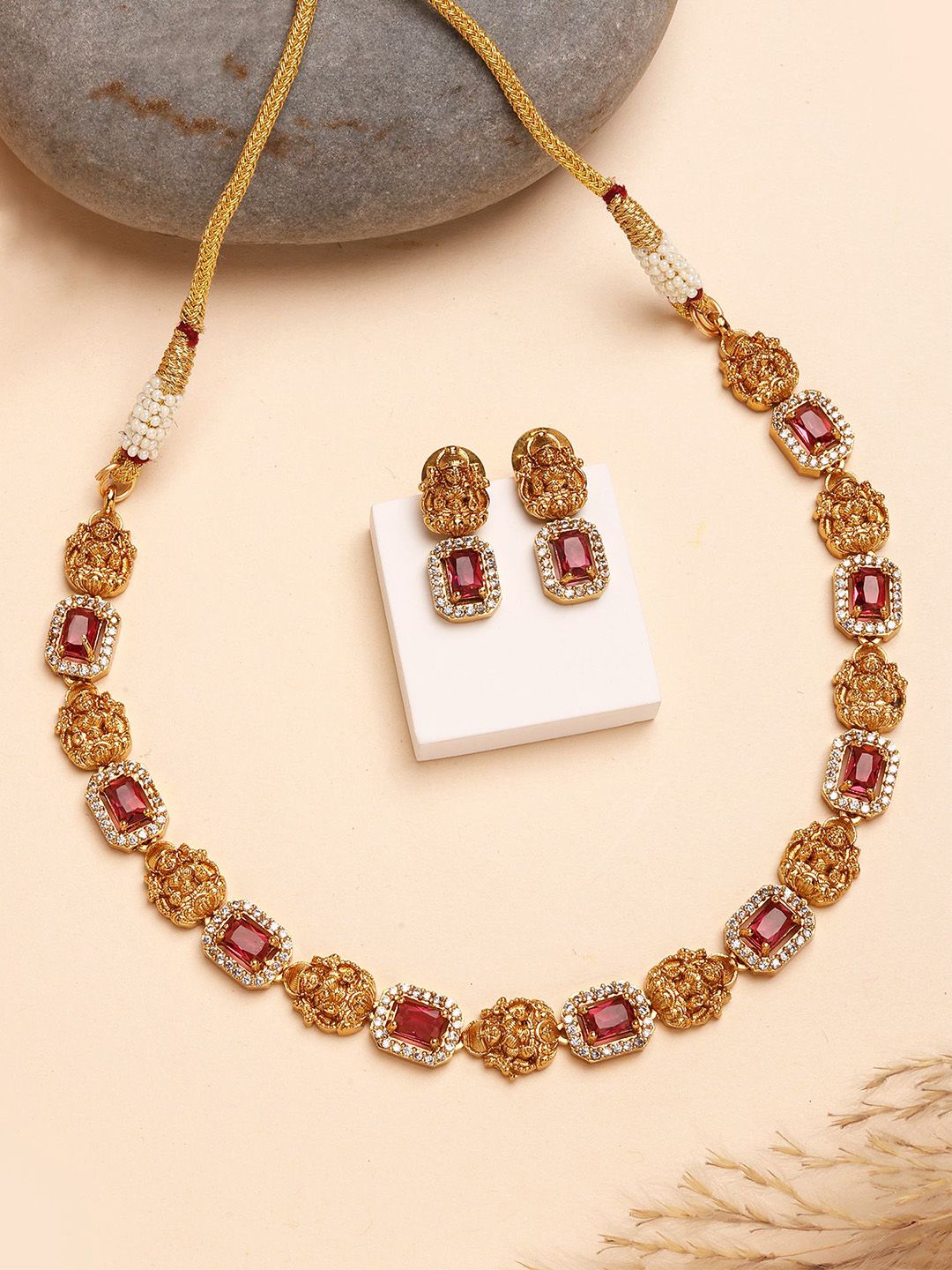 Karatcart Gold Plated Stone Studded Laxmi Mata Kalung dan Anting -anting