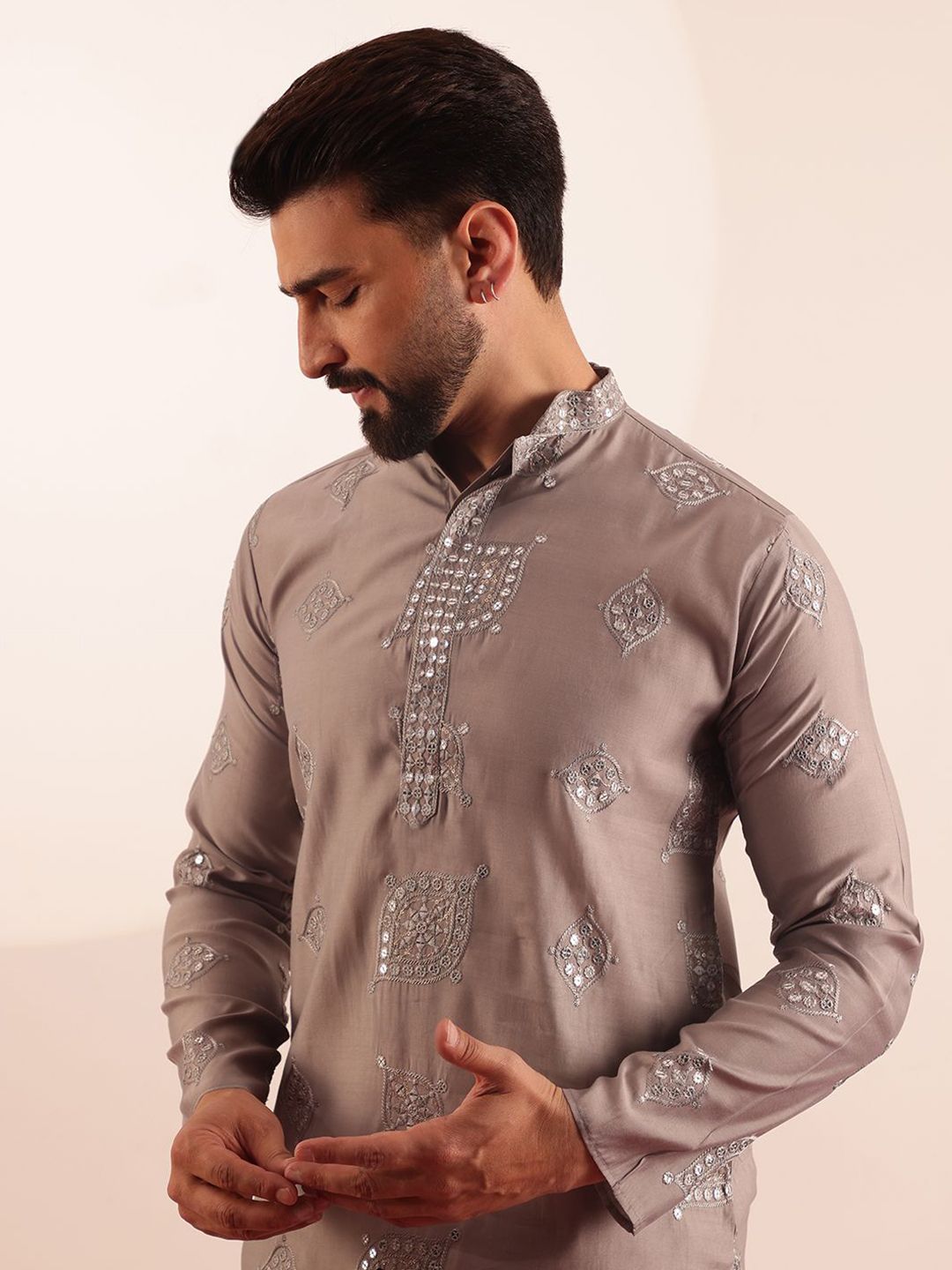 SOJANYA Men Embroidered Mirror Work Kurta