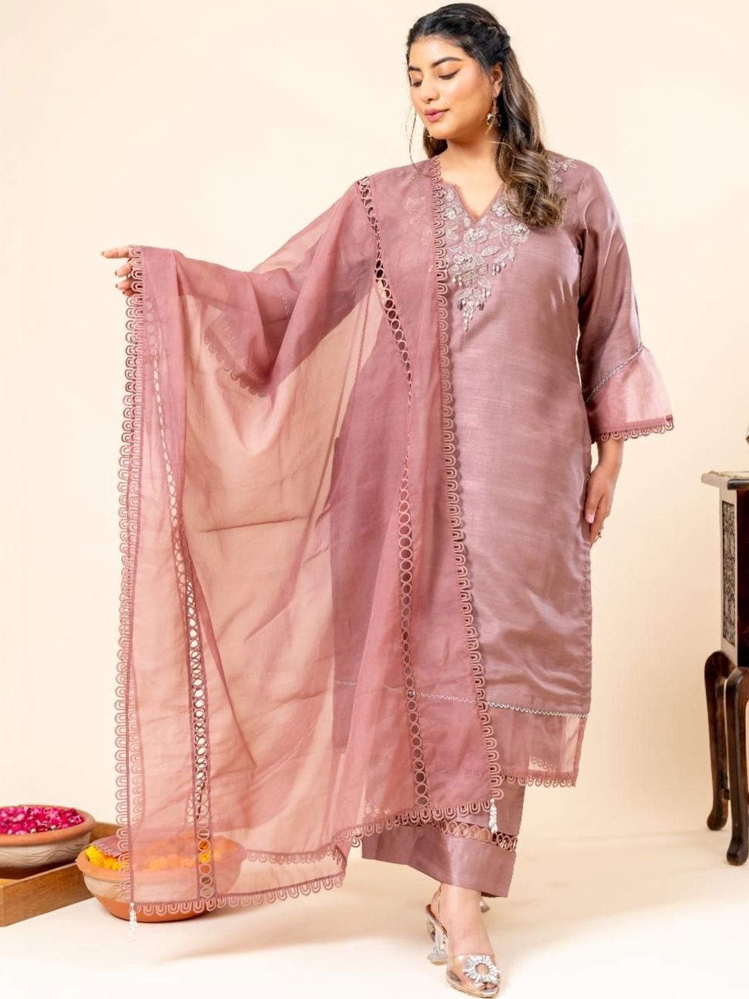 Mamicha Embroidered V-Neck Kurta Set