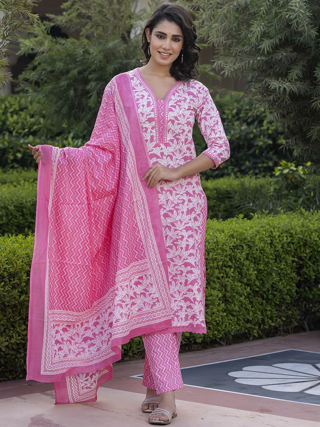 Kalini Floral Printed Mirror Work Lurus Kurta Kapas Tulen Dengan Seluar & Dupatta