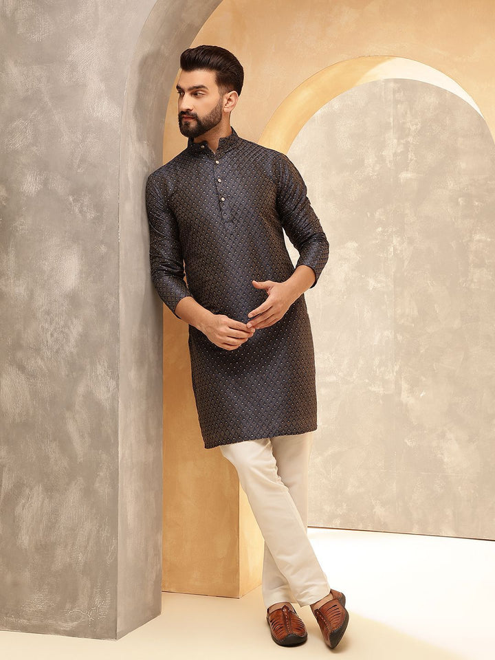 Kurta Sutera Jacquard Biru Laut Biru Bersulam Geometrik Mandarin Dengan Pijama