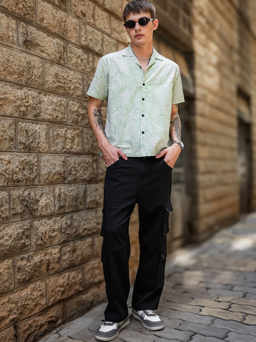 Baju Kasual Kapas Kolar Cuba Eszett Bercetak Abstrak