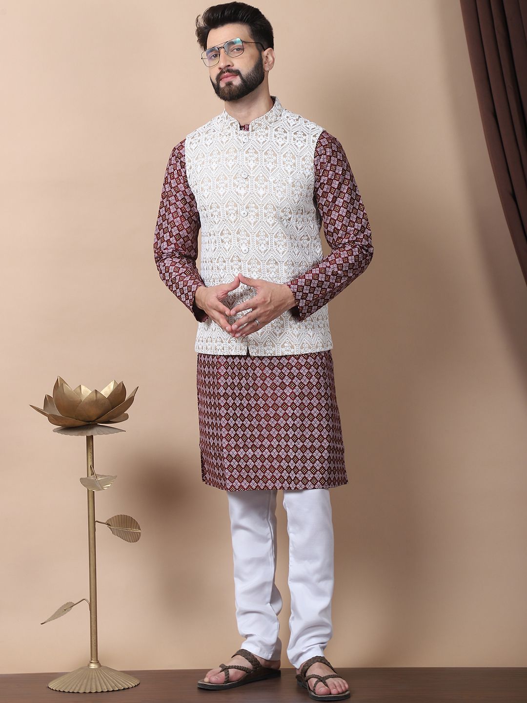 Kurta Kolar Mandarin Bercetak Motif Etnik Maroon dengan Jaket Churidar & Nehru