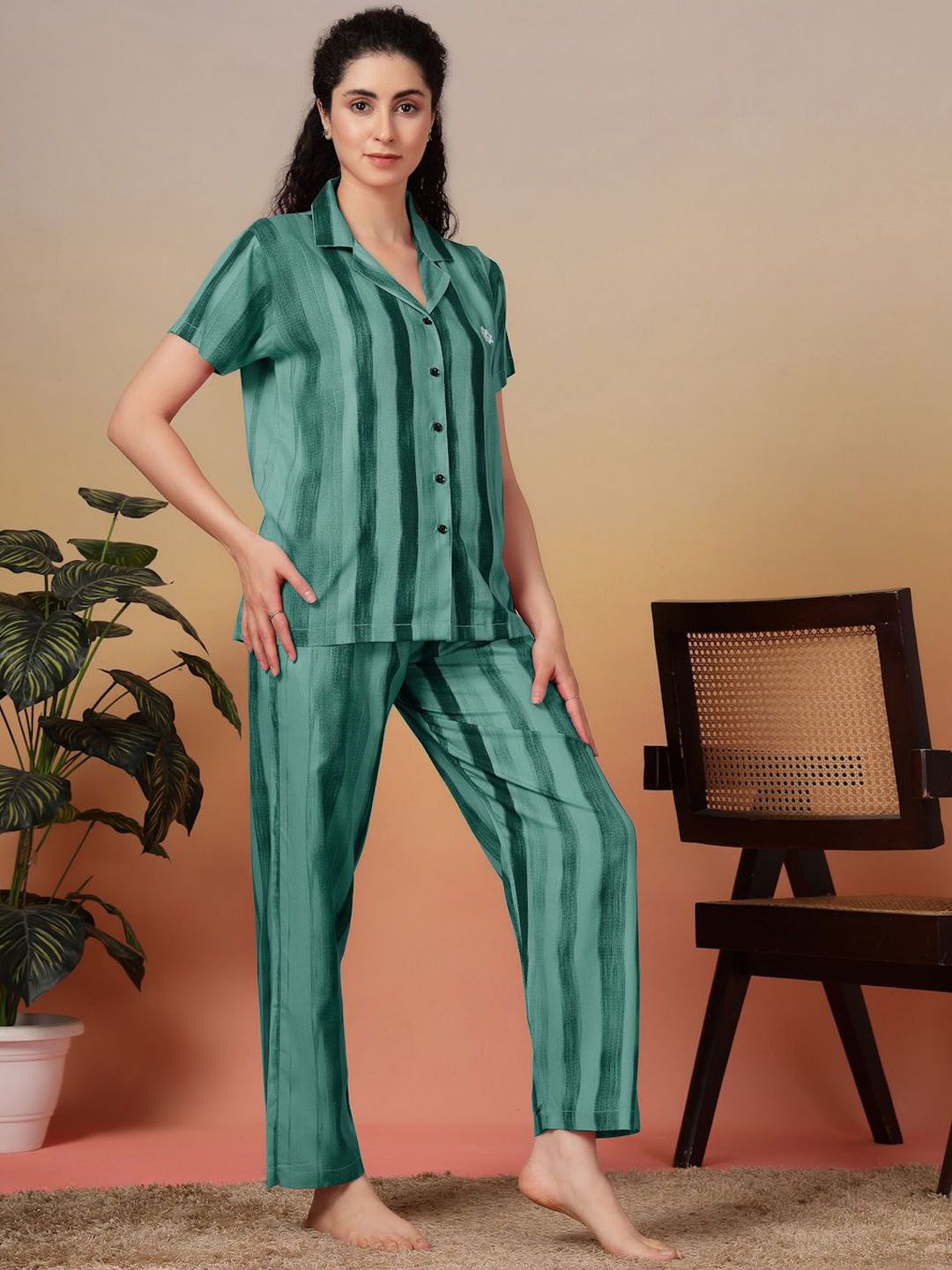 Klotthe wanita bergaris baju baju baju baju malam