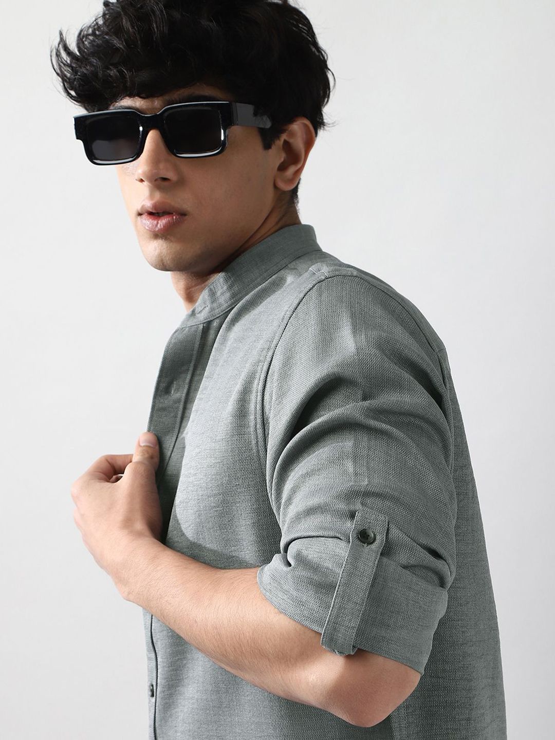 Urbano Fashion Men Metallic Blue Solid Linen Full Sleeve Relaxed Fit Mandarin Collar Casual Shirt