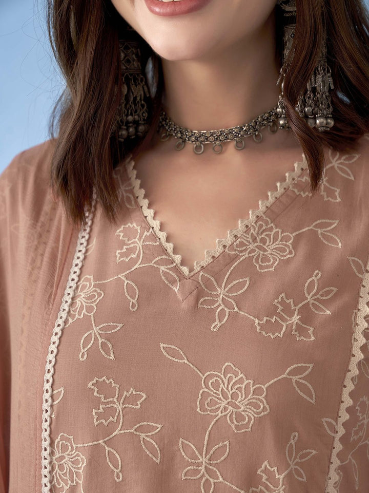 Anouk Floral bersulam Gotta Patti Pure Cotton Straight Kurta dengan Seluar & Dupatta