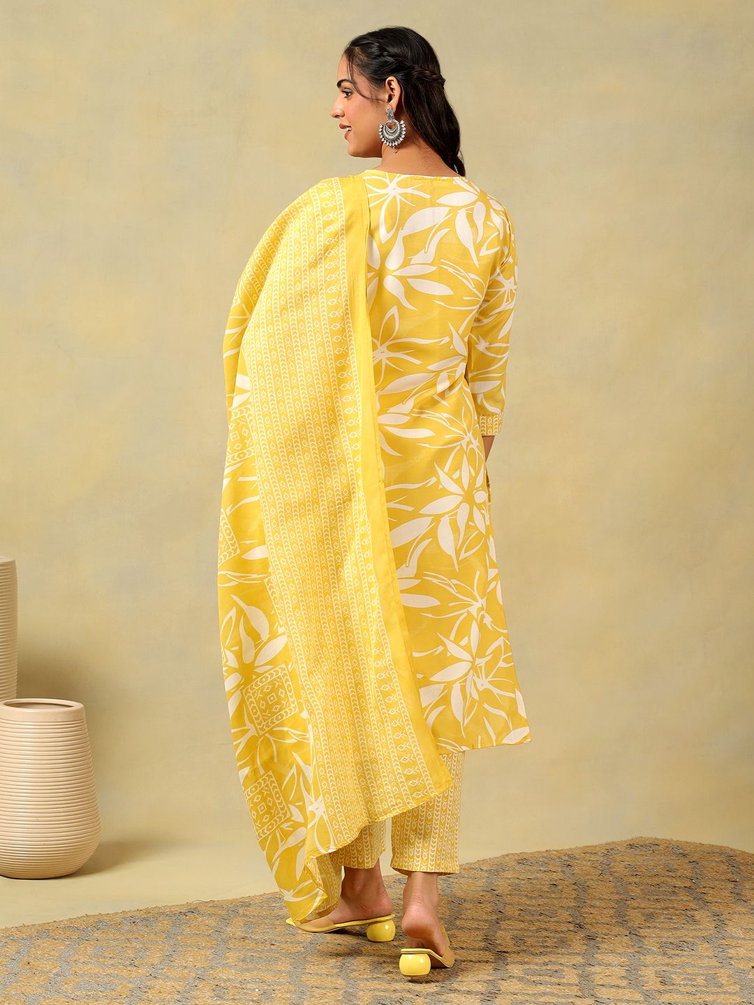 Mamicha Women Floral Printed Regular Thread Work Pure Cotton Kurta with Trousers & With Dupatta