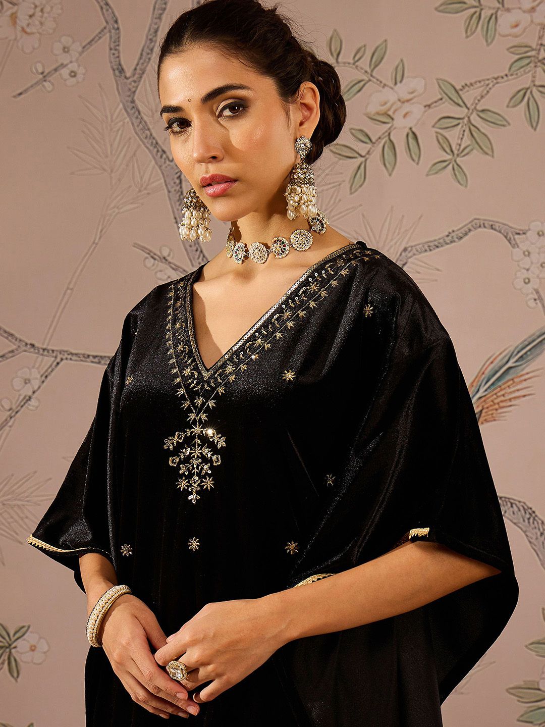 Shae oleh sassafras bunga bersulam v-leher tiga perempat lengan kaftan velvet kurta