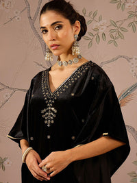 Shae oleh sassafras bunga bersulam v-leher tiga perempat lengan kaftan velvet kurta