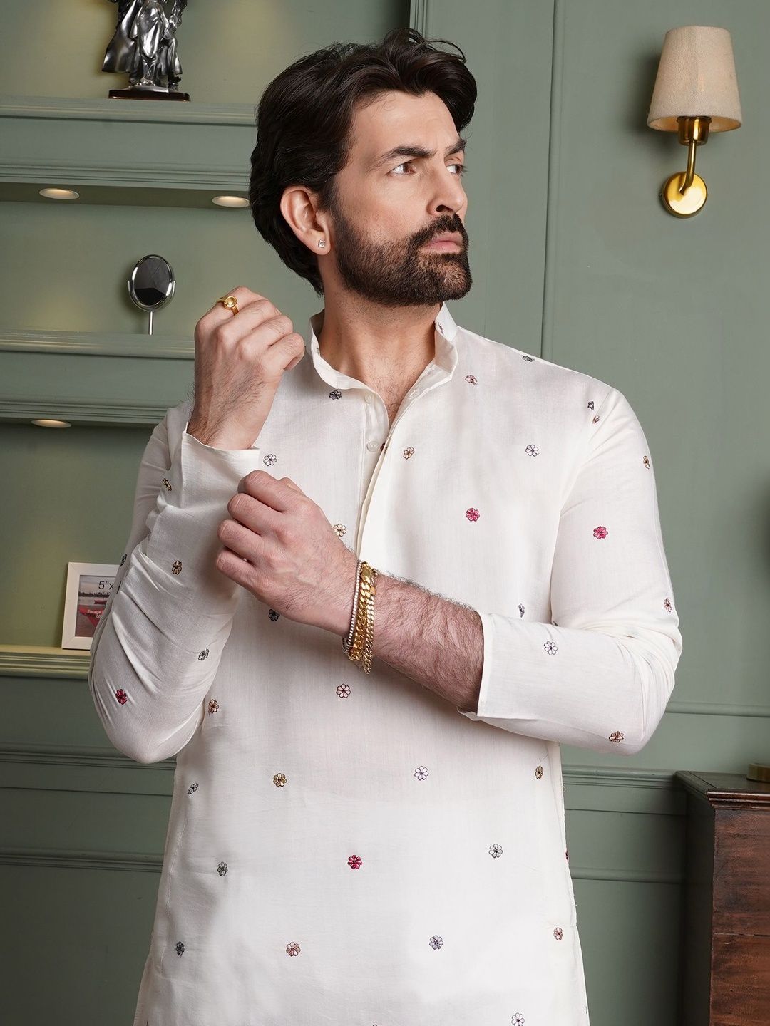 SOJANYA Men Embroidered Thread Work Kurta