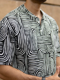 T-Shirt T-Shirt Lengan Powerlook Geometric Henley Neck-Led